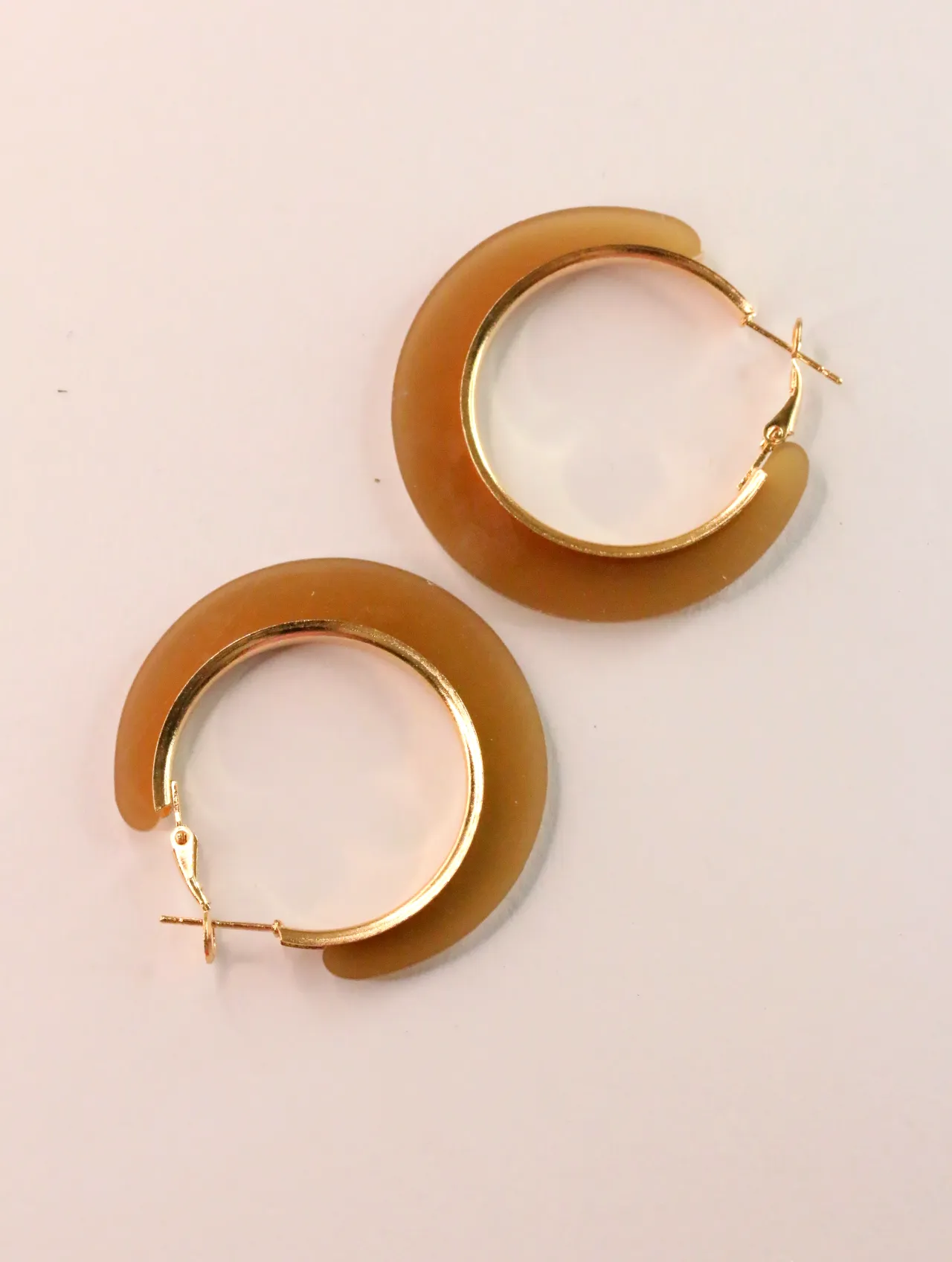 Pendientes de aro ancho dorados sobre fondo claro — pendientes para mujer, vista principal · Lola y Sol (CLR-HPS-009)