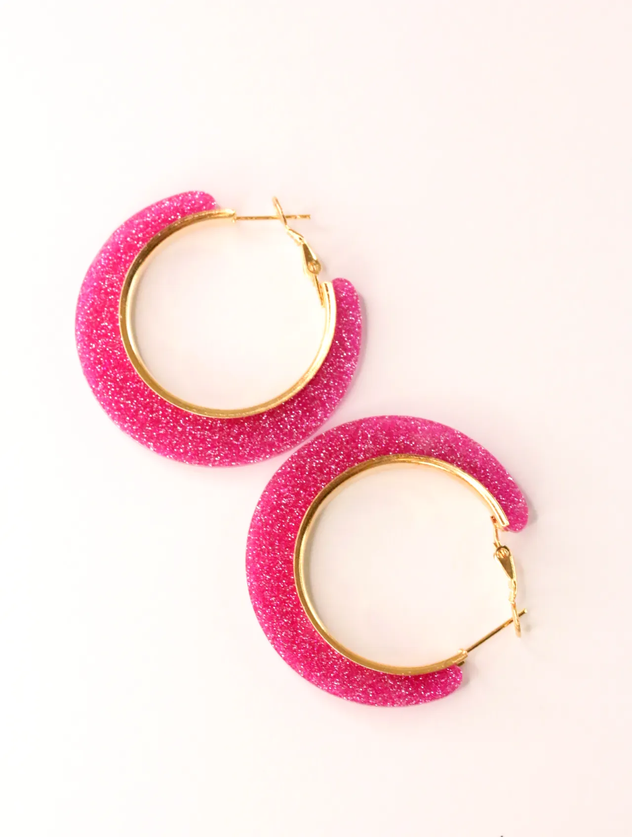 Pendientes de aro con purpurina fucsia y bordes interiores dorados — pendientes para mujer, vista principal · Lola y Sol (CLR-HPS-012)
