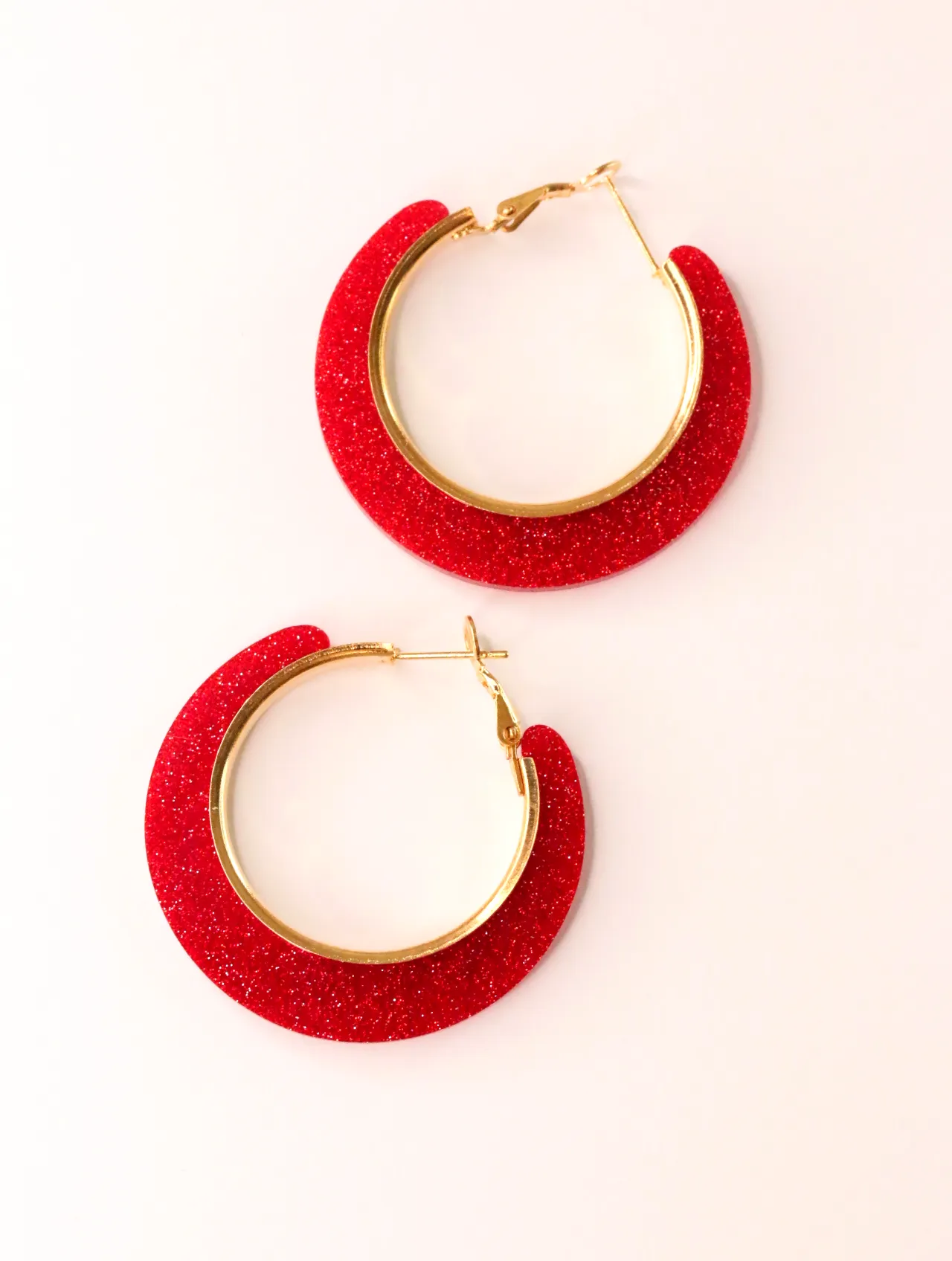 Pendientes de aro con purpurina roja y bordes dorados sobre fondo claro — pendientes para mujer, vista principal · Lola y Sol (CLR-HPS-013)