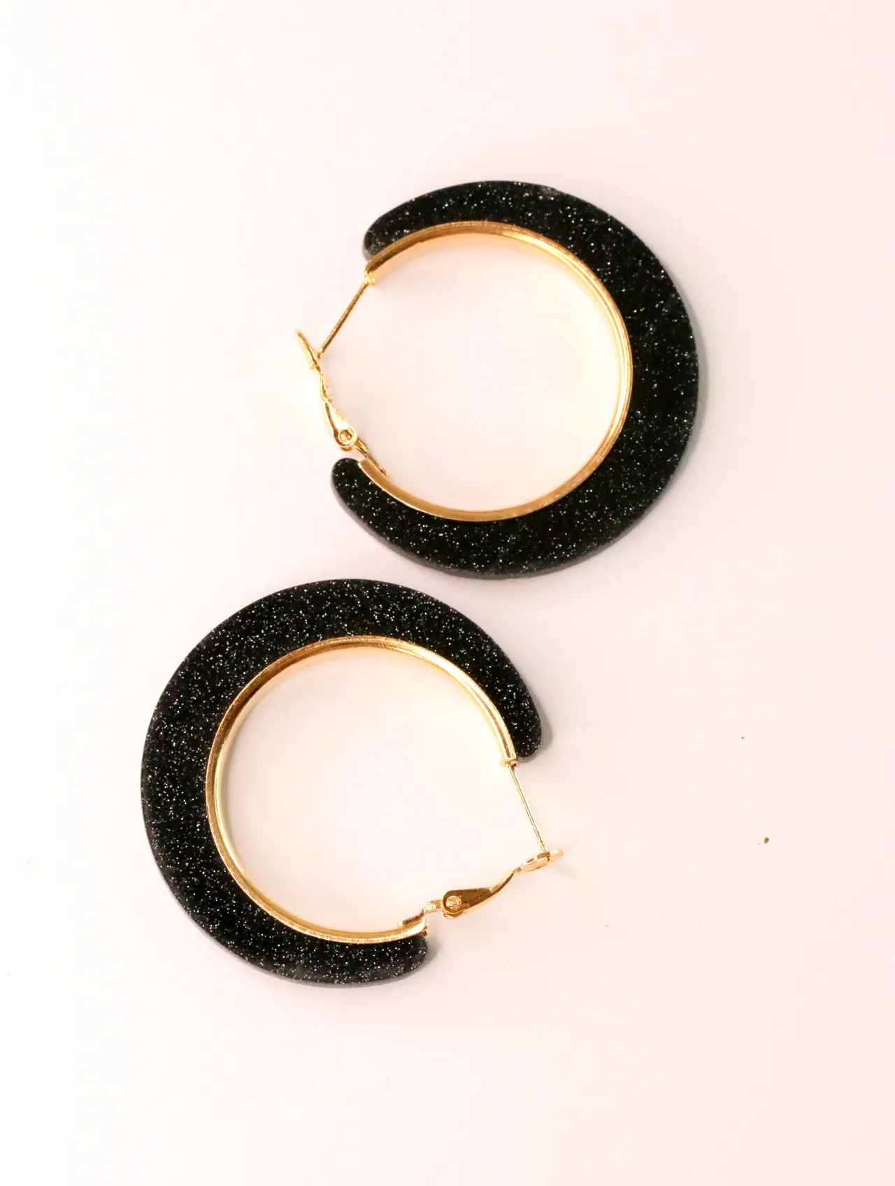 Pendientes de aro negros con brillo y bordes interiores dorados — pendientes para mujer, vista principal · Lola y Sol (CLR-HPS-014)
