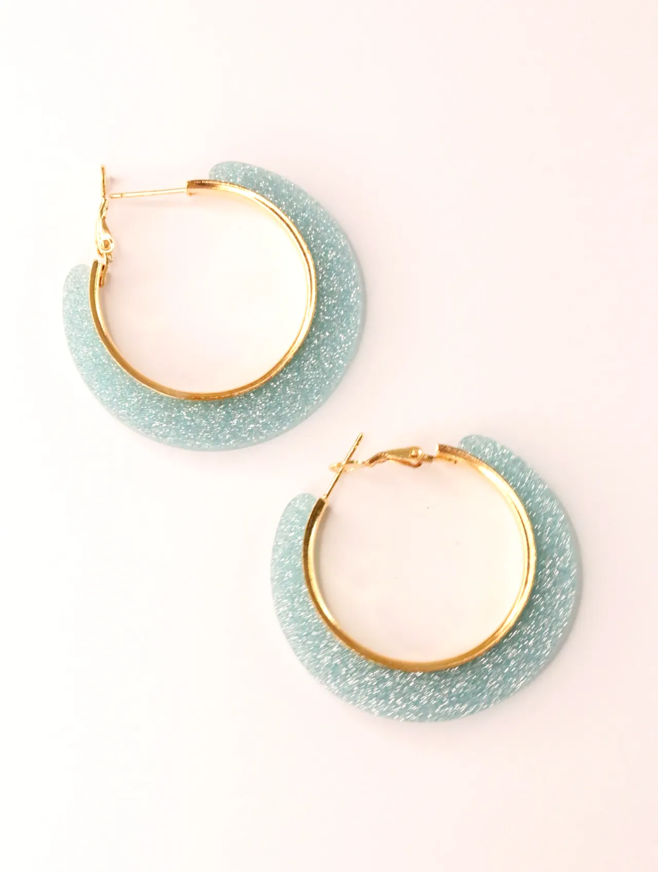 Pendientes de aro verde menta brillante con bordes dorados — pendientes para mujer, vista principal · Lola y Sol (CLR-HPS-015)