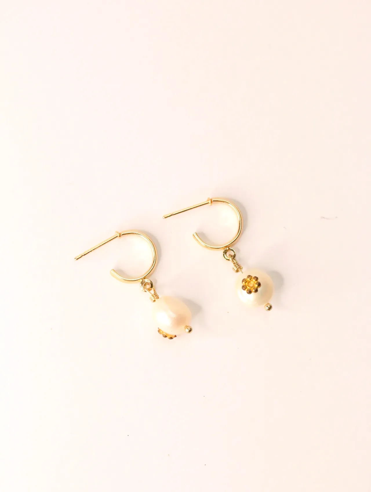Par de elegantes pendientes de aro dorados con perlas de agua dulce colgantes sobre fondo blanco — pendientes baratos, detalle · Lola y Sol (EAR-007)