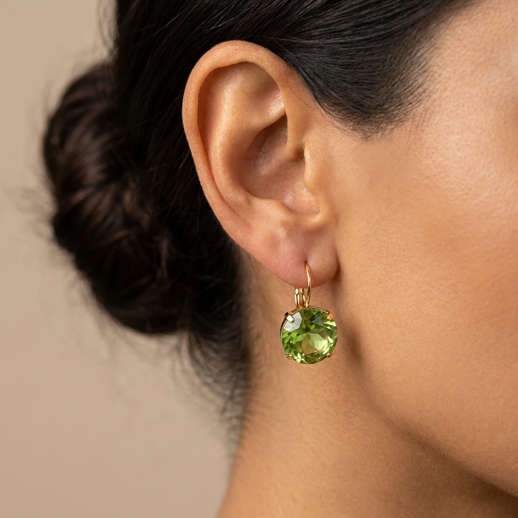 Pendientes Largos Elegantes con Piedra Verde (EAR.008) puestos en la oreja — pendientes para mujer, puestos en la oreja · Lola y Sol (EAR-008)
