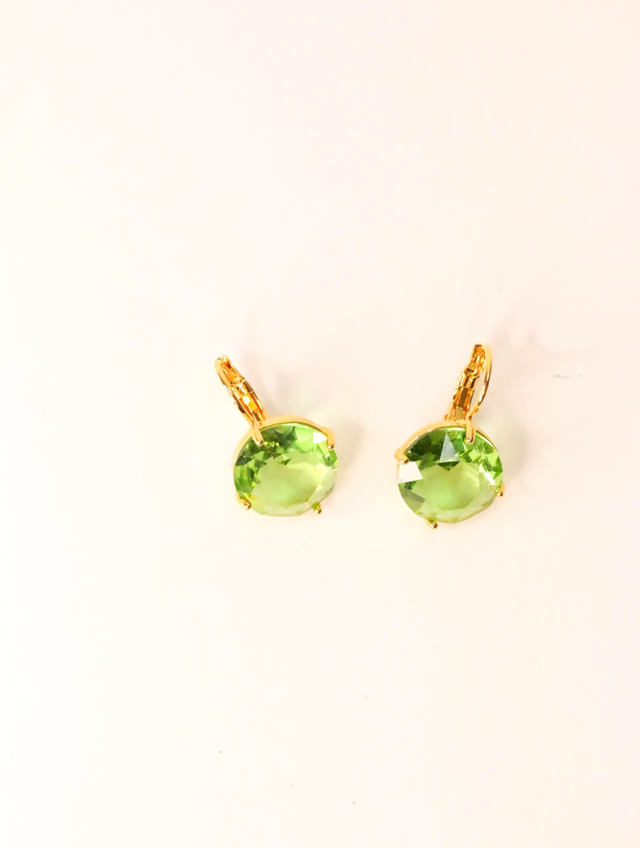 Par de pendientes largos elegantes de piedra verde, vista frontal — pendientes baratos, detalle · Lola y Sol (EAR-008)
