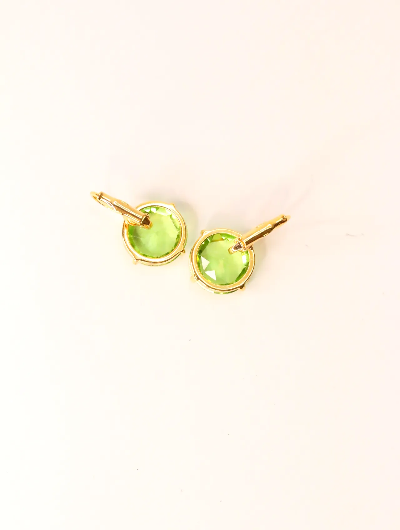 Vista trasera de los pendientes largos elegantes de piedra verde — pendientes dorados, primer plano · Lola y Sol (EAR-008)