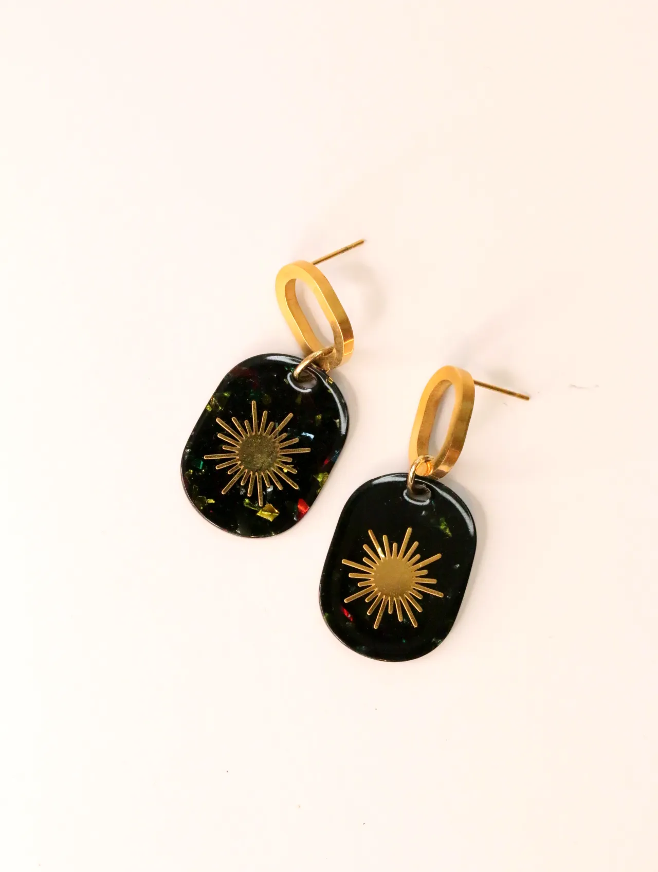 Par de elegantes pendientes largos con diseño de sol sobre fondo oscuro — pendientes para mujer, vista principal · Lola y Sol (EAR-011)