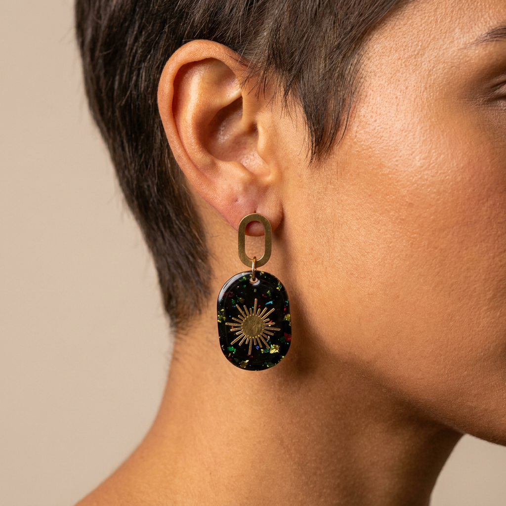 Pendientes Largos Sol Elegante (EAR.011) puestos en la oreja — pendientes baratos, puestos en la oreja · Lola y Sol (EAR-011)