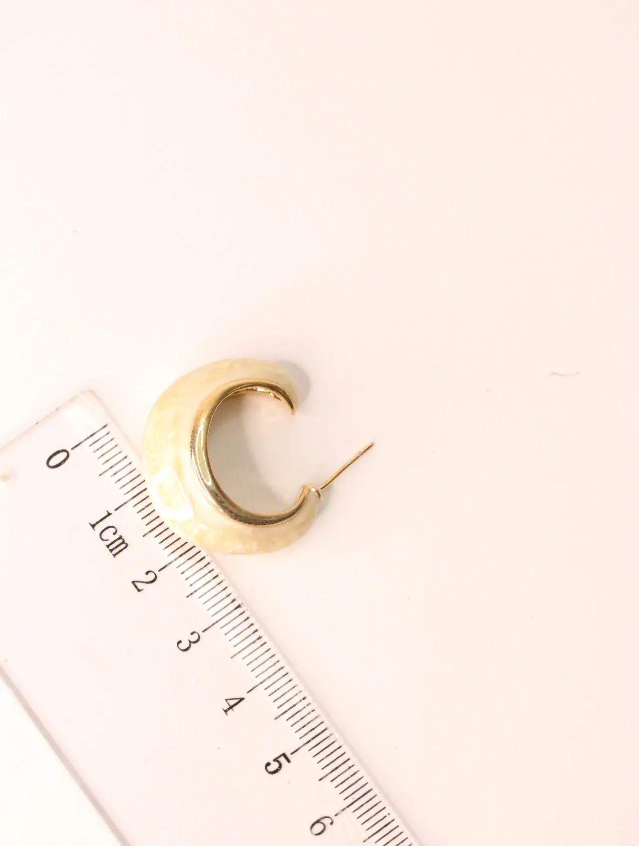 Pendiente de aro en tono nácar crema medido con regla milimetrada — pendientes para mujer, vista principal · Lola y Sol (EAR-013)