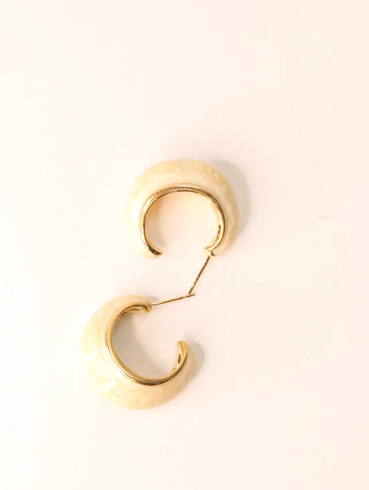 Pareja de pendientes de aro gruesos en tono crema nacarado y dorado — pendientes dorados, primer plano · Lola y Sol (EAR-013)