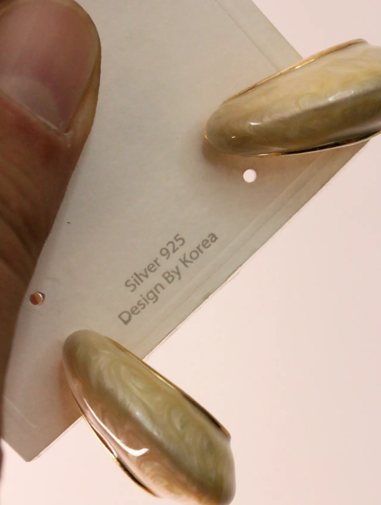 Detalle de los pendientes en su soporte con indicación de plata 925 — pendientes de moda, vista lateral · Lola y Sol (EAR-013)