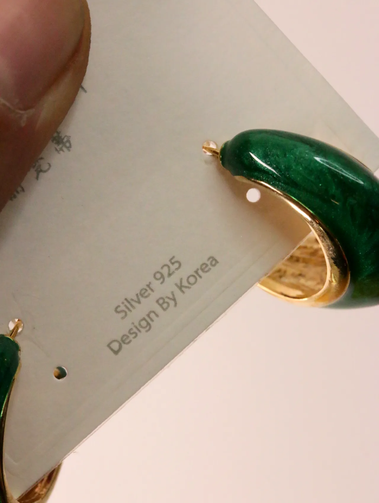 Primer plano de pendiente de aro verde sobre etiqueta con mención plata 925 — pendientes para mujer, vista principal · Lola y Sol (EAR-014)