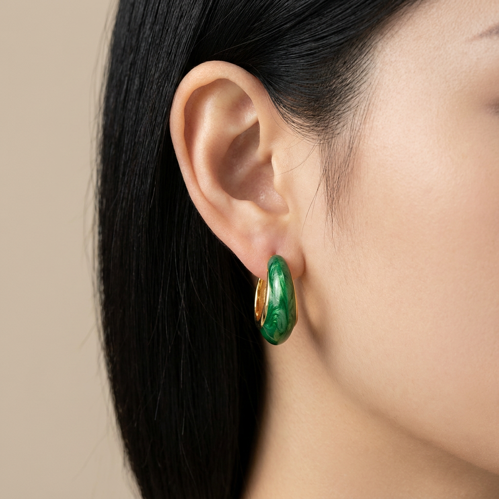 Pendientes de Aro Esmaltados en Verde (EAR-014) puestos en la oreja — pendientes baratos, puestos en la oreja · Lola y Sol (EAR-014)