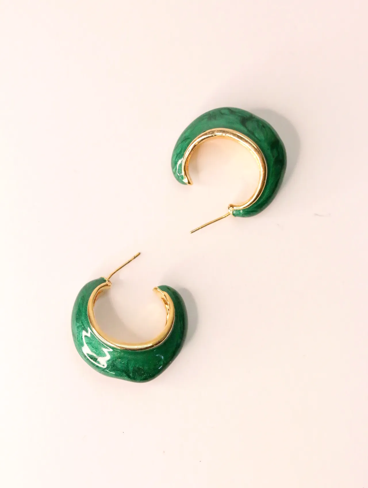 Par de pendientes de aro en esmalte verde con bordes dorados — pendientes dorados, primer plano · Lola y Sol (EAR-014)