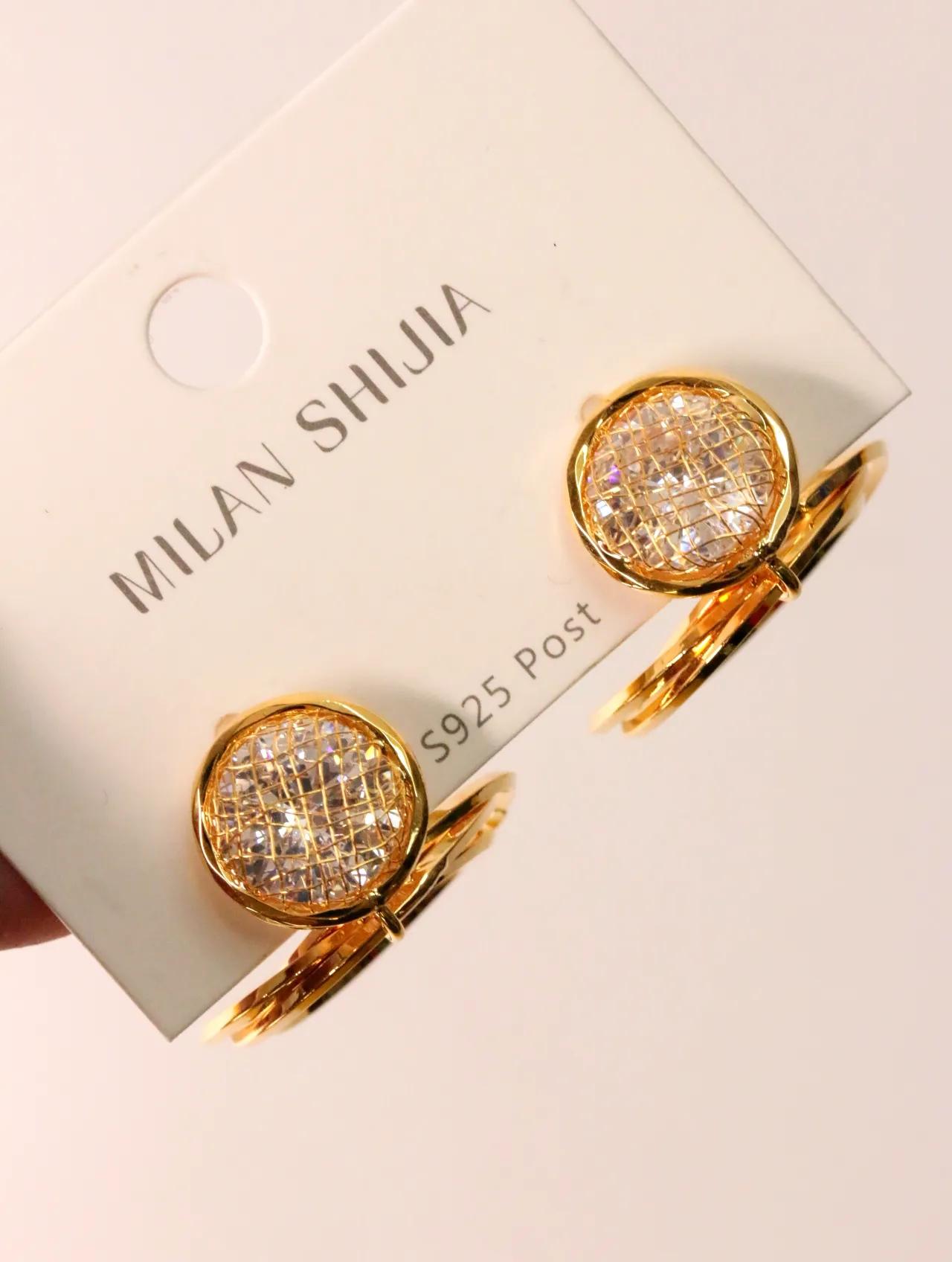 Pendientes dorados con botón de cristal redondo en tarjeta de presentación — pendientes para mujer, vista principal · Lola y Sol (EAR-015)