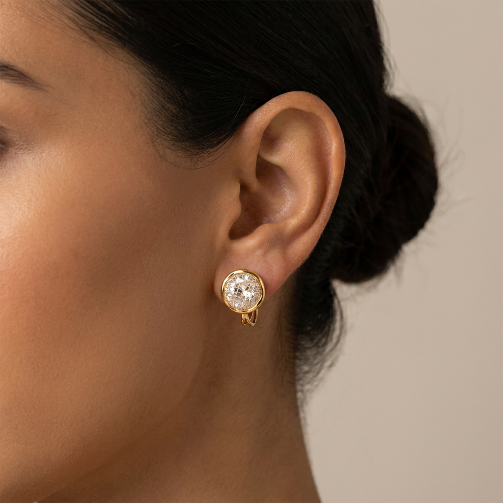 Pendientes de Aros Entrelazados Dorados con Cristal Facetado (EAR-015) puestos en la oreja — pendientes baratos, puestos en la oreja · Lola y Sol (EAR-015)