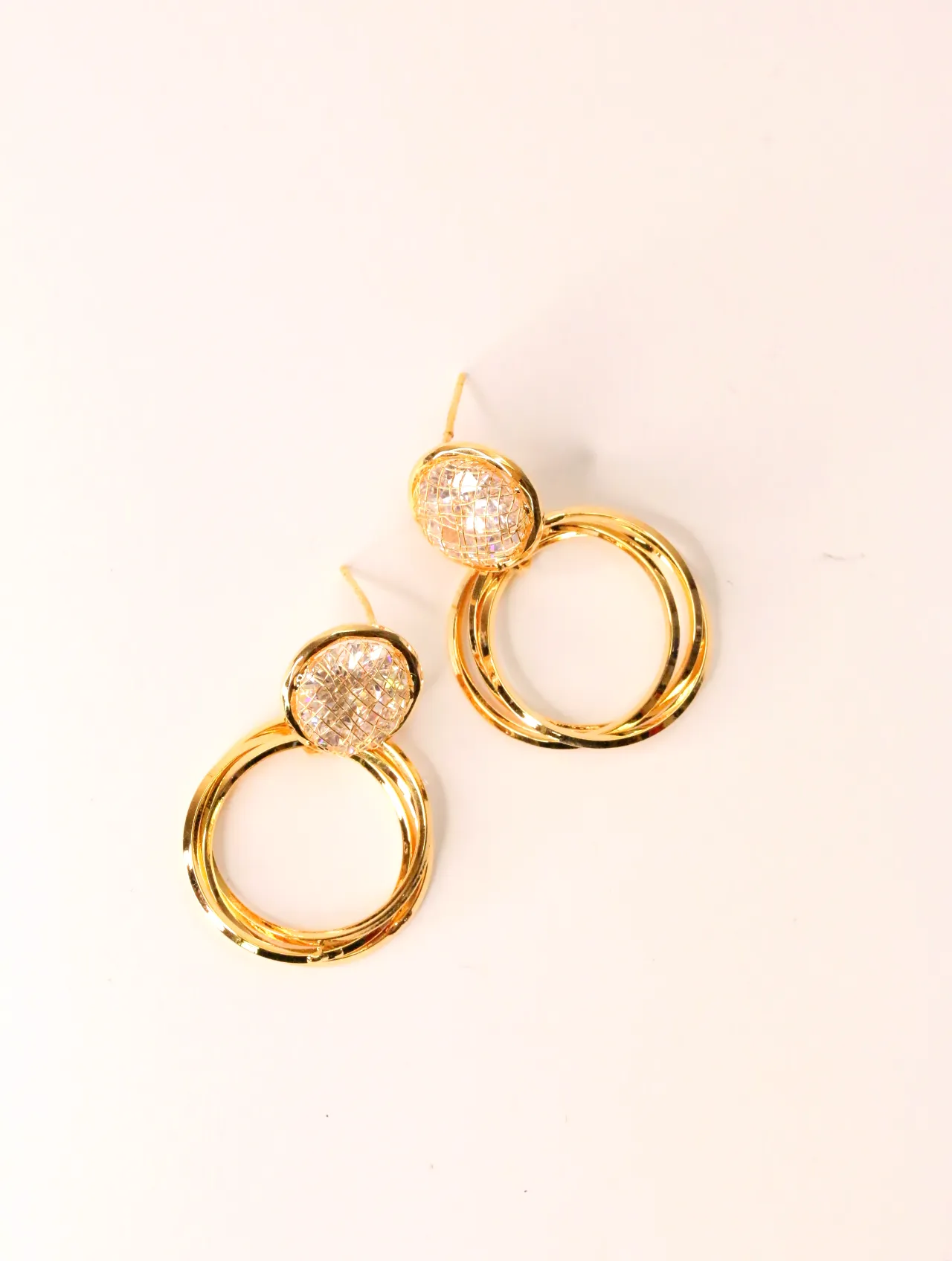 Pareja de pendientes colgantes dorados con aros y botón de cristal brillante — pendientes dorados, primer plano · Lola y Sol (EAR-015)