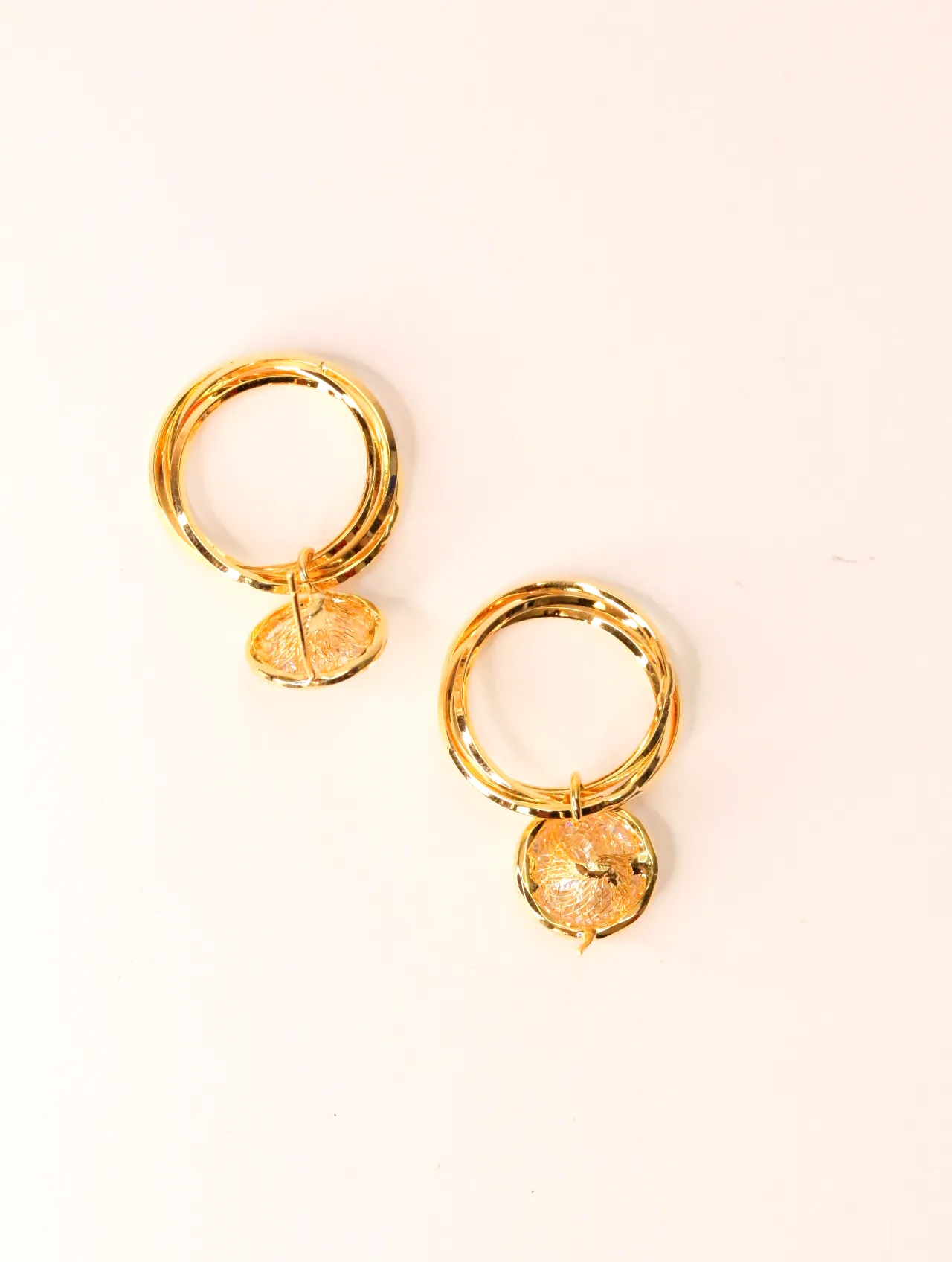Detalle de los aros dorados y la parte trasera de los pendientes — pendientes de moda, vista lateral · Lola y Sol (EAR-015)