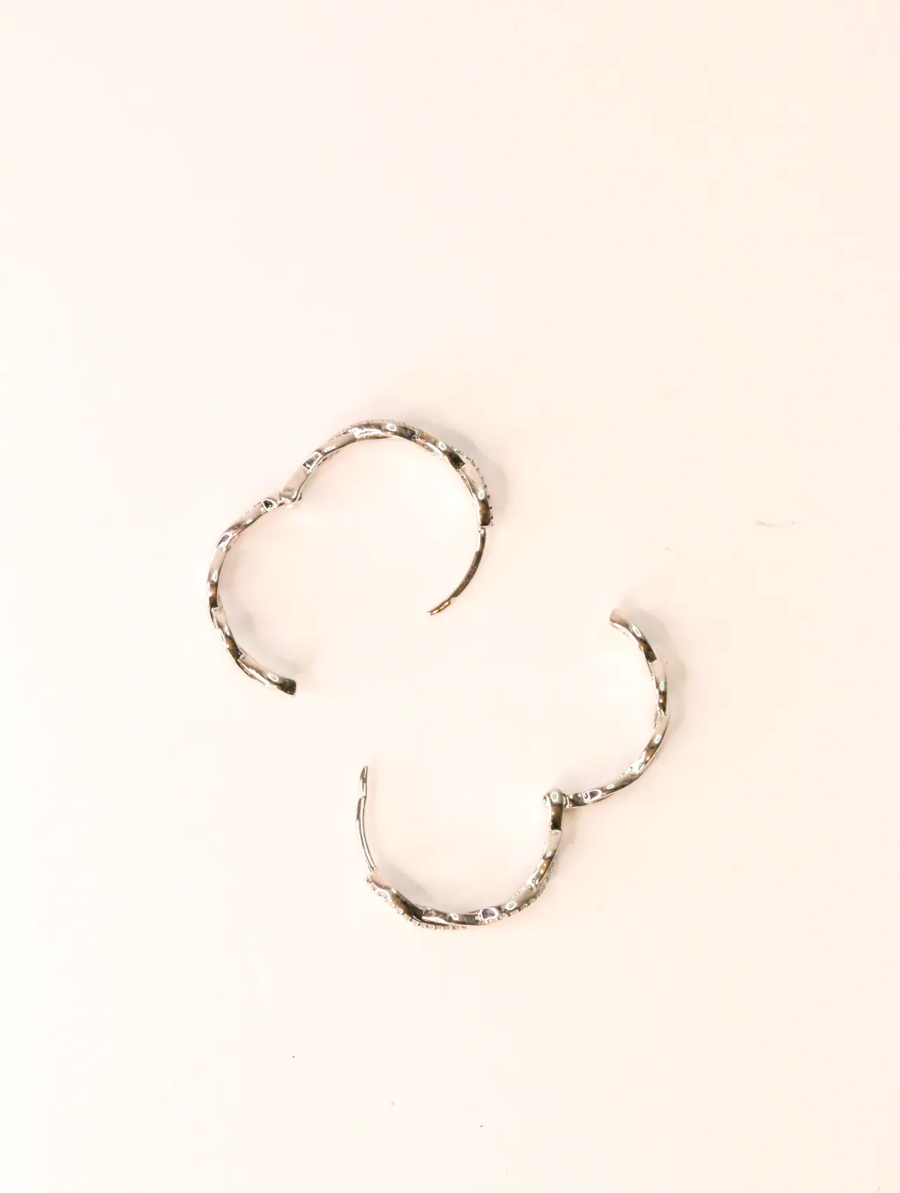 Pendientes de aro plateados con textura abiertos sobre fondo blanco — pendientes para mujer, vista principal · Lola y Sol (EAR-017)