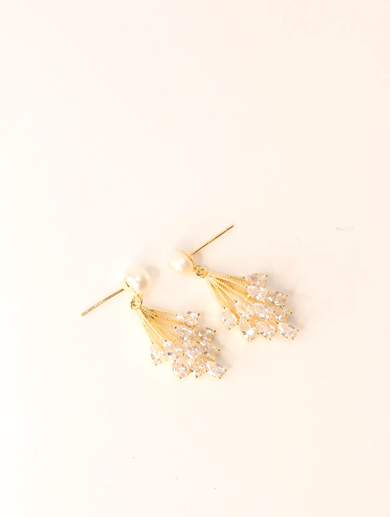Pendientes colgantes dorados con perla y circonitas brillantes — pendientes de moda, vista lateral · Lola y Sol (EAR-018)