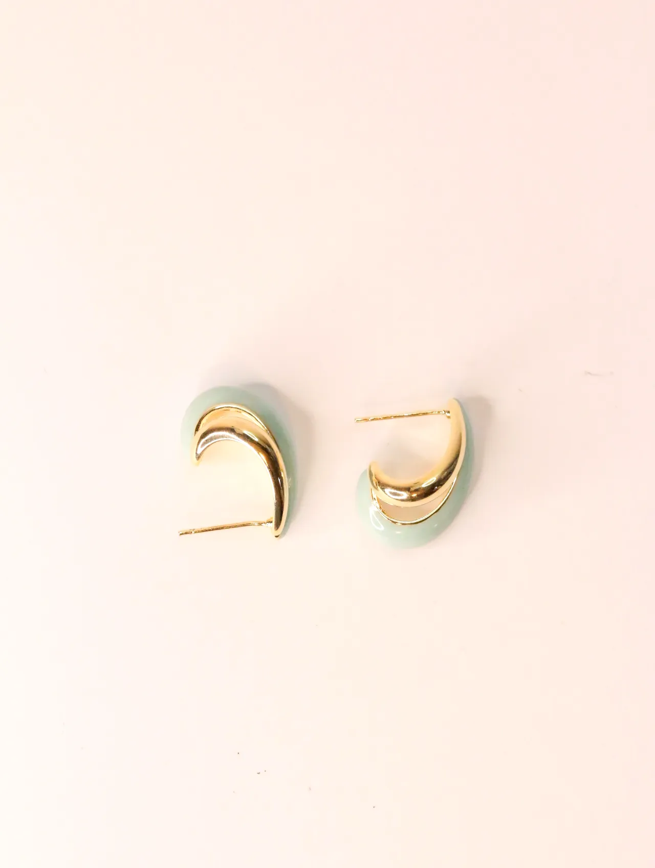 Pendientes curvos en verde menta y dorado sobre fondo liso — pendientes para mujer, vista principal · Lola y Sol (EAR-020)