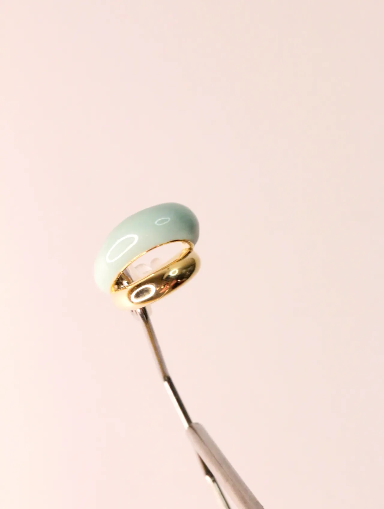 Primer plano del pendiente con banda esmaltada verde menta y aro dorado — pendientes de moda, vista lateral · Lola y Sol (EAR-020)