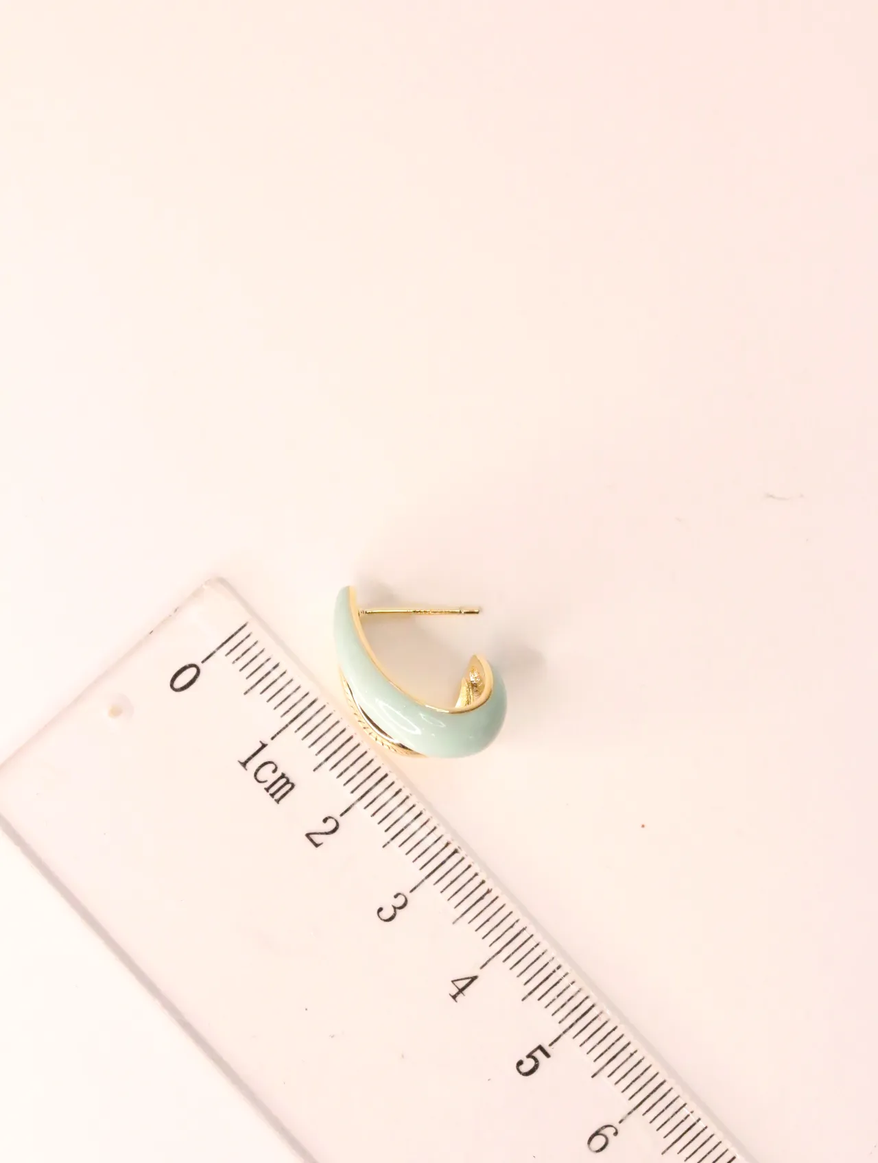 Pendientes de aro curvos en verde menta y dorado (EAR-020) — pendientes online, vista principal · Lola y Sol (EAR-020)