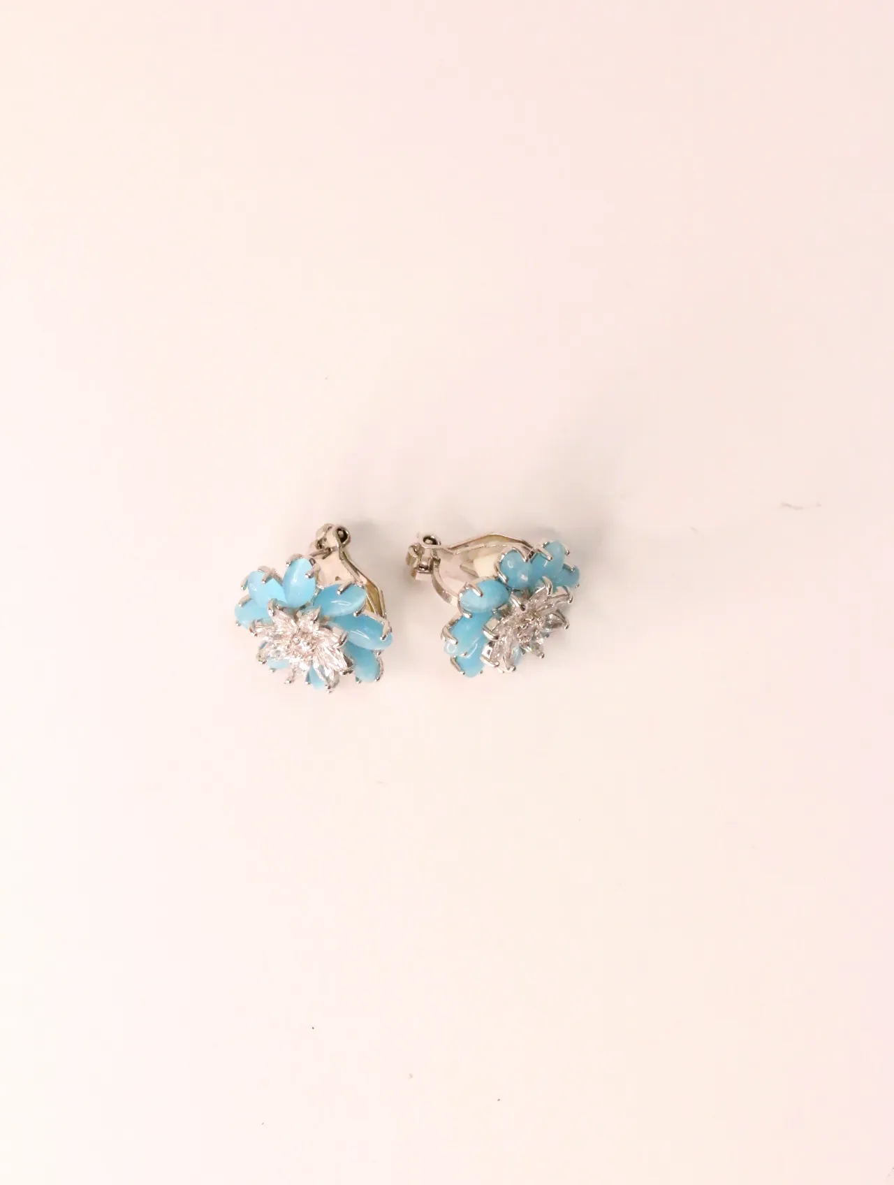 Pendientes de clip florales en azul celeste y cristales — pendientes para mujer, vista principal · Lola y Sol (EAR-021)