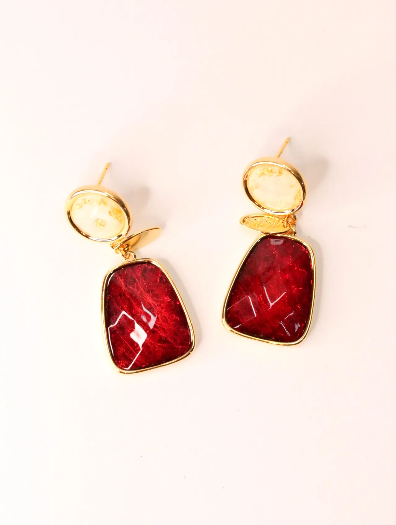 Vista frontal de pendientes colgantes dorados con piedras rojas facetadas — pendientes de moda, vista lateral · Lola y Sol (EAR-023)