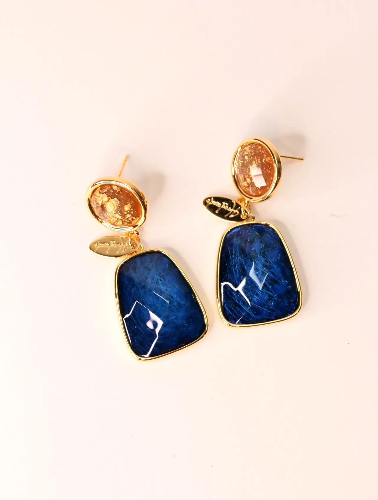 Par de pendientes dorados con colgante azul jaspeado y botón ámbar — pendientes baratos, detalle · Lola y Sol (EAR-024)