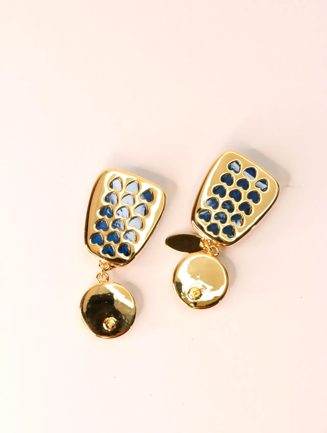 Vista posterior de los pendientes dorados con calados en forma de corazón — pendientes de moda, vista lateral · Lola y Sol (EAR-024)