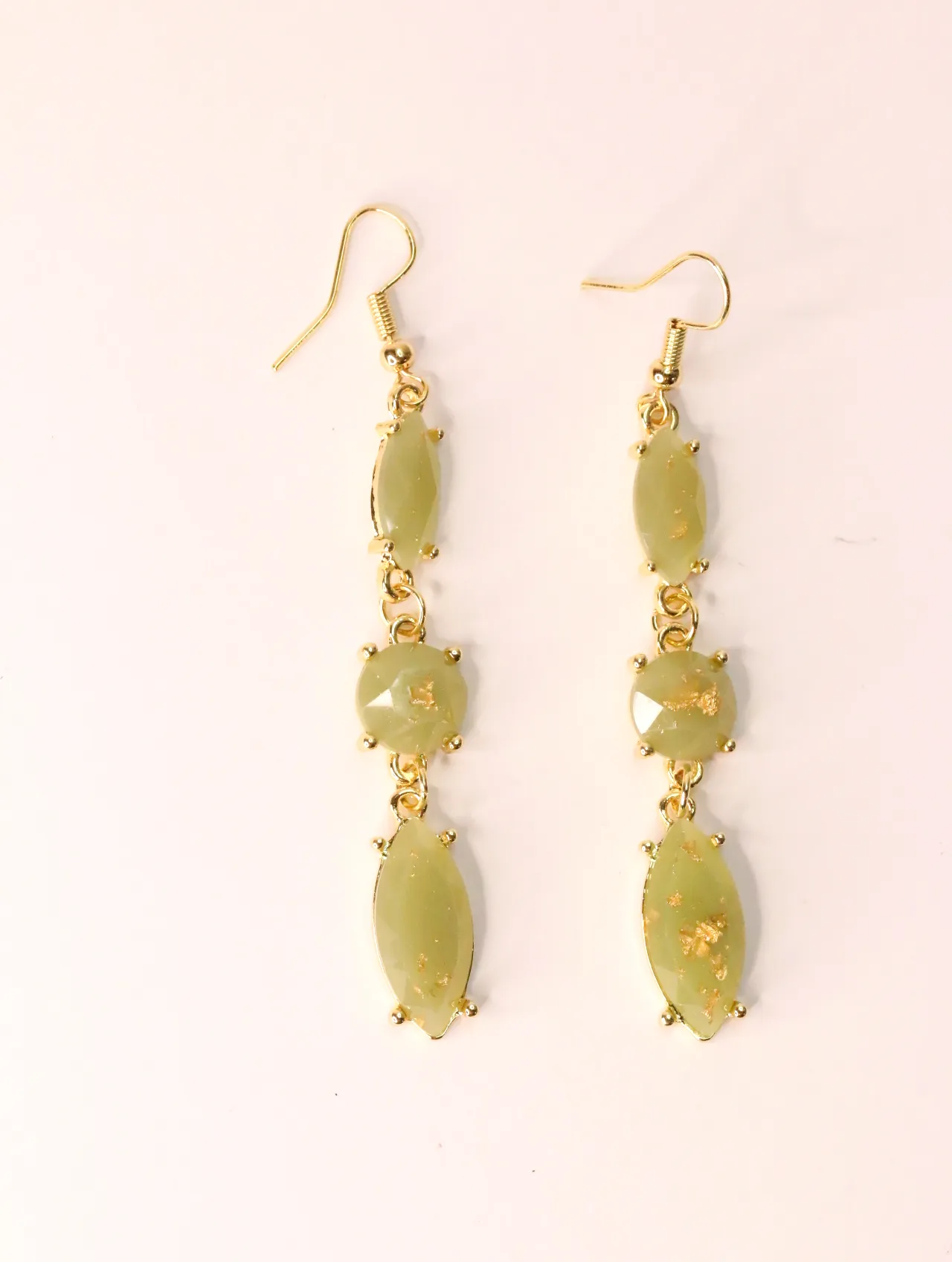 Pareja de pendientes largos dorados con tres piedras verdes facetadas — pendientes para mujer, vista principal · Lola y Sol (EAR-026)