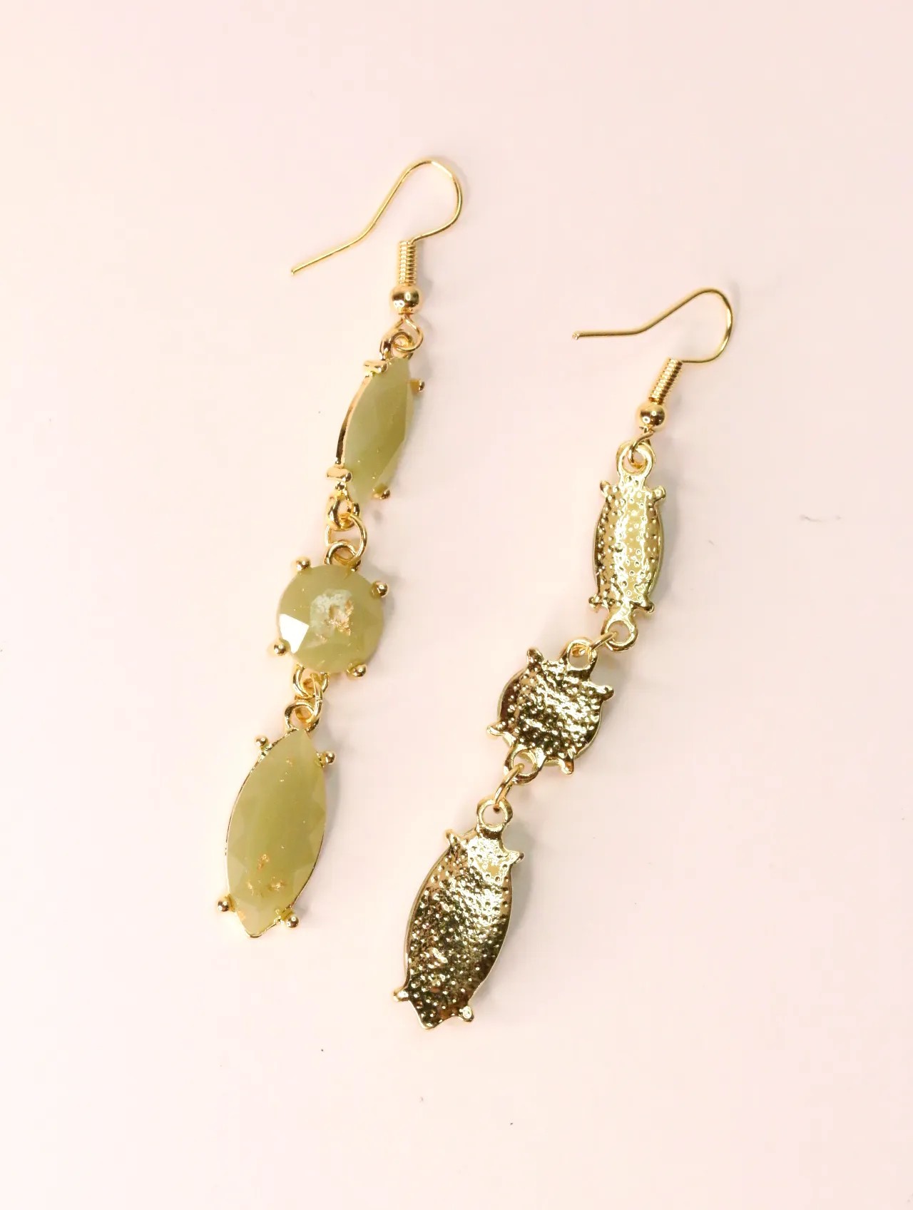 Vista frontal y trasera de pendientes largos dorados con piedras verdes — pendientes baratos, detalle · Lola y Sol (EAR-026)