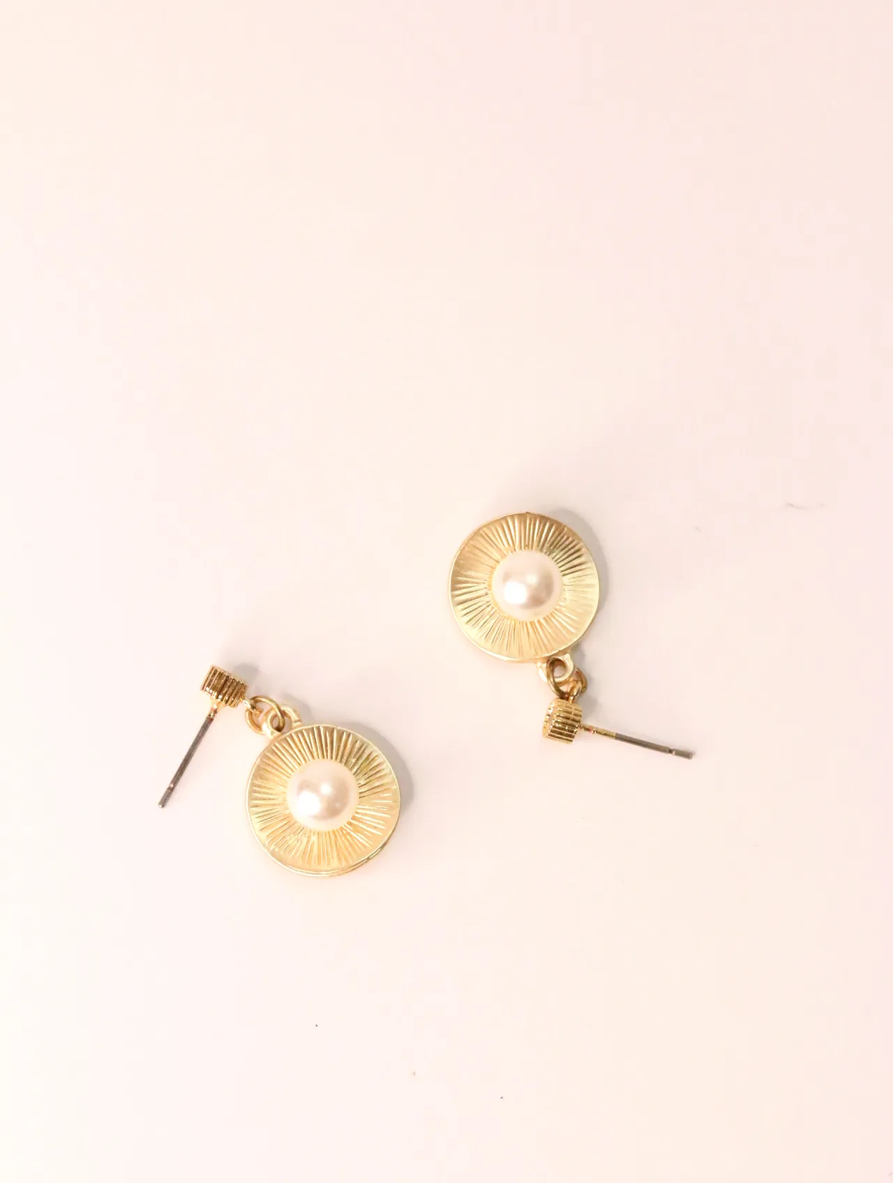 Pendientes dorados con disco estriado y perla central sobre fondo blanco — pendientes para mujer, vista principal · Lola y Sol (EAR-028)