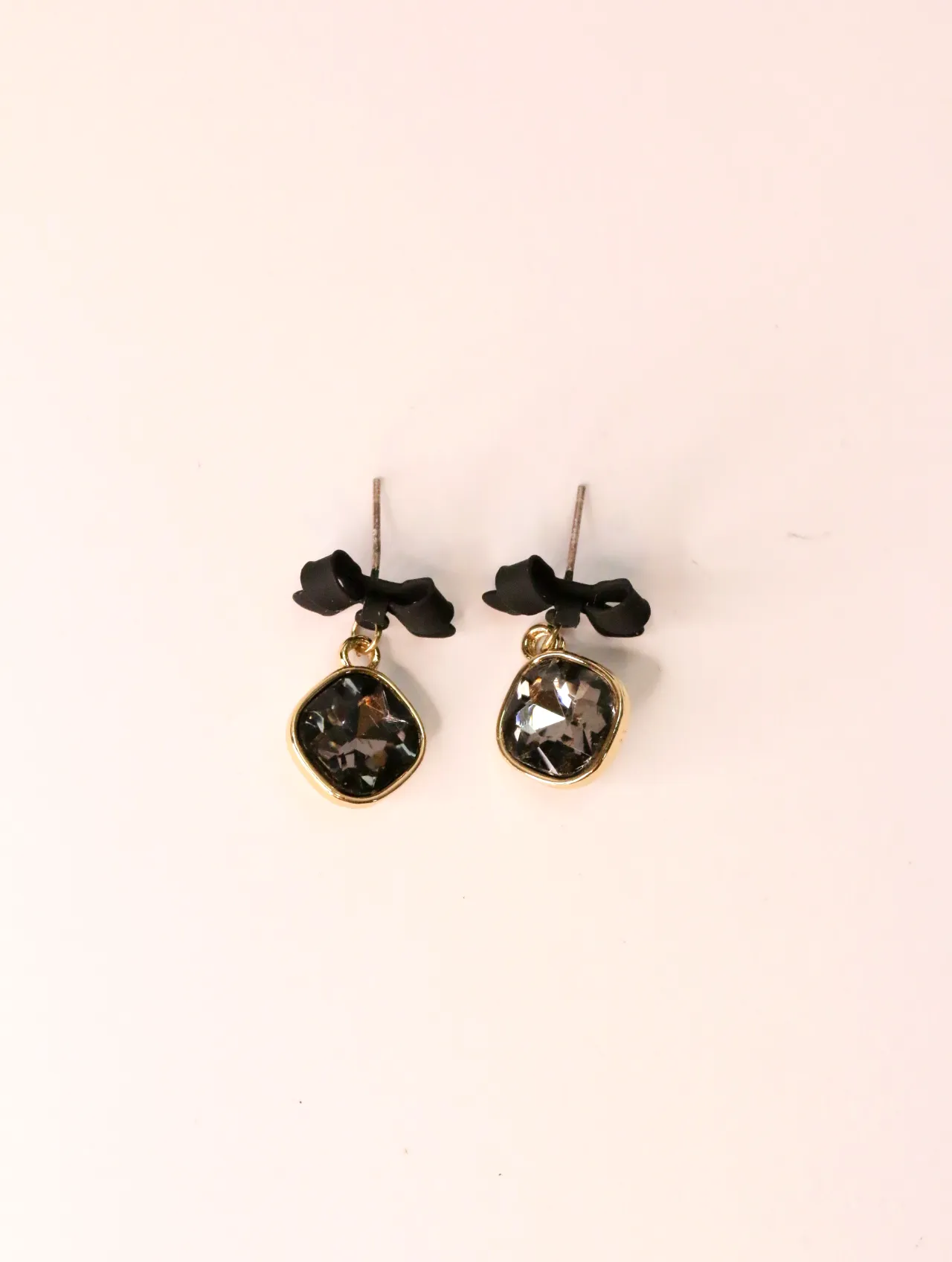 Pendientes con lazo negro y colgante de cristal ahumado facetado — pendientes para mujer, vista principal · Lola y Sol (EAR-029)