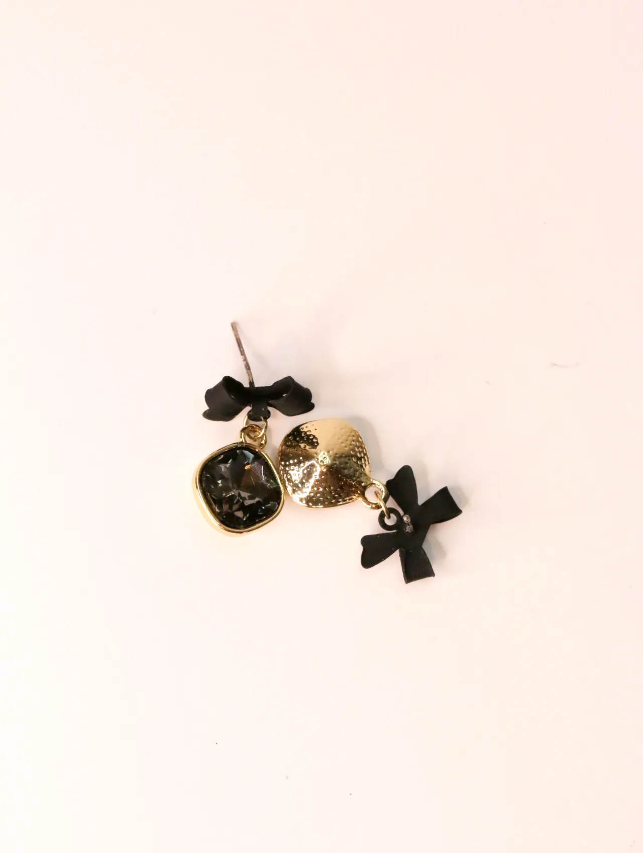 Vista frontal y trasera de los pendientes de lazo negro con montura dorada — pendientes baratos, detalle · Lola y Sol (EAR-029)