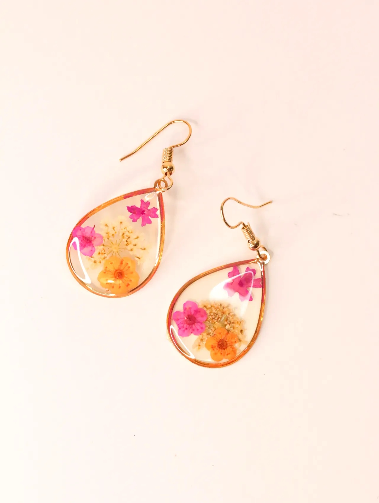 Pendientes de lágrima en resina con flores secas sobre fondo blanco — pendientes para mujer, vista principal · Lola y Sol (EAR-032)