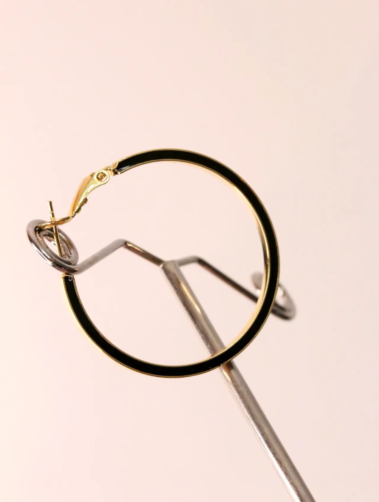 Pendiente de aro dorado y negro en soporte expositor — pendientes para mujer, vista principal · Lola y Sol (EAR-033)