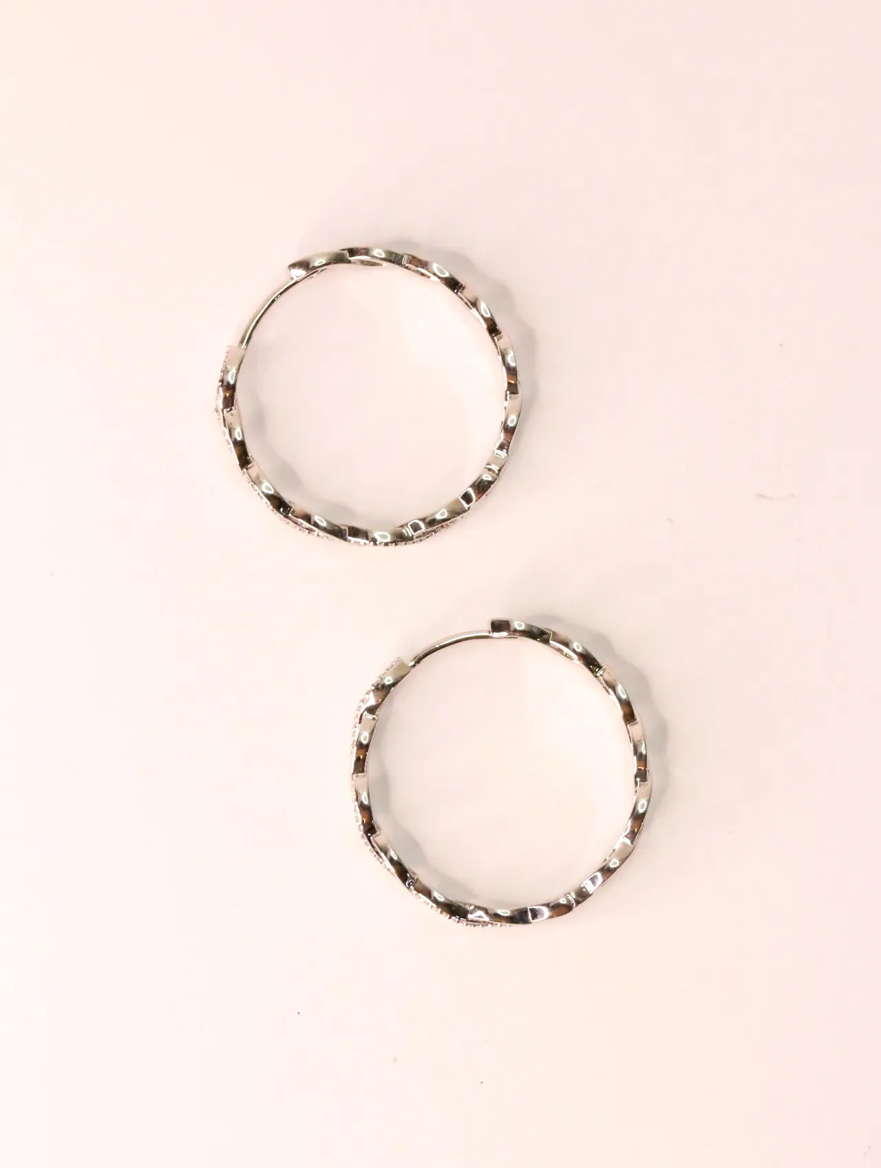 Pareja de pendientes de aro plateados trenzados con brillos — pendientes para mujer, vista principal · Lola y Sol (EAR-036)