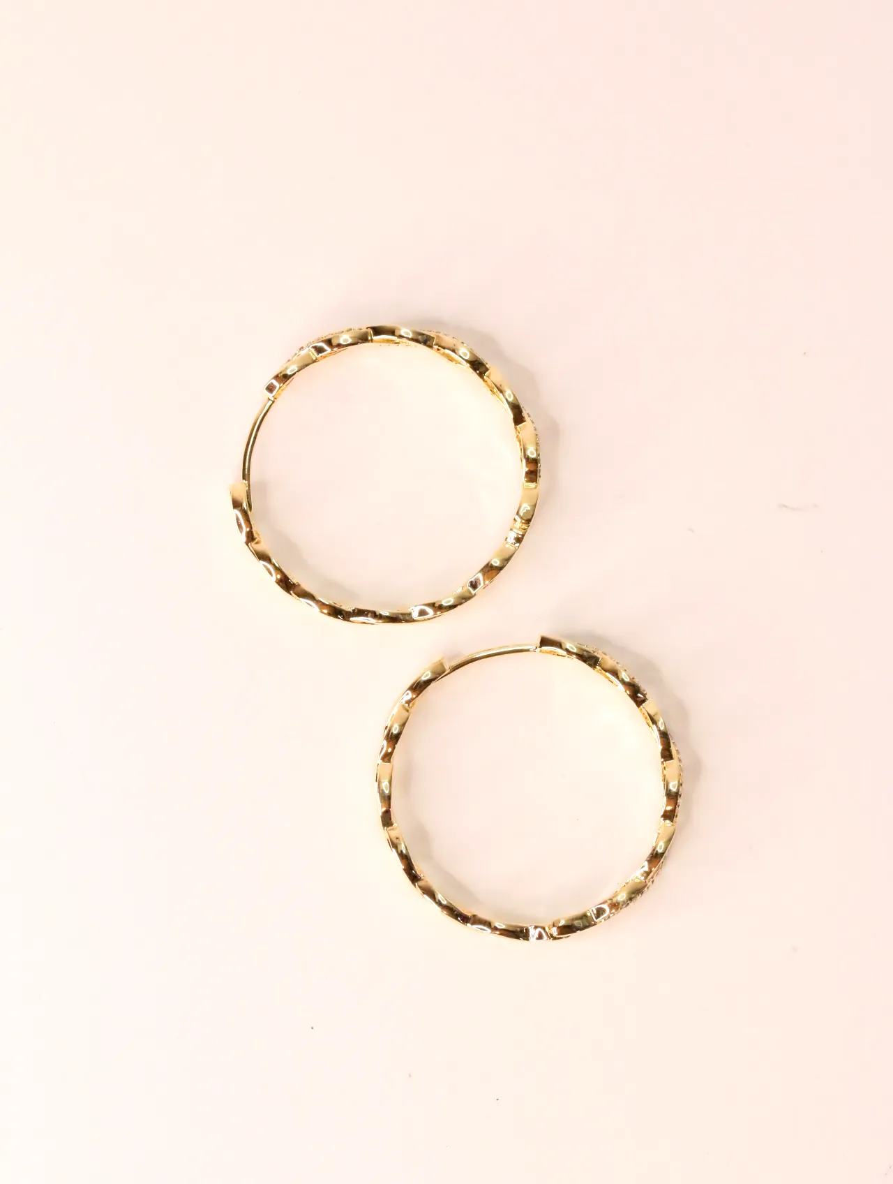 Pareja de pendientes de aro dorados con diseño trenzado y circonitas sobre fondo claro — pendientes para mujer, vista principal · Lola y Sol (EAR-037)