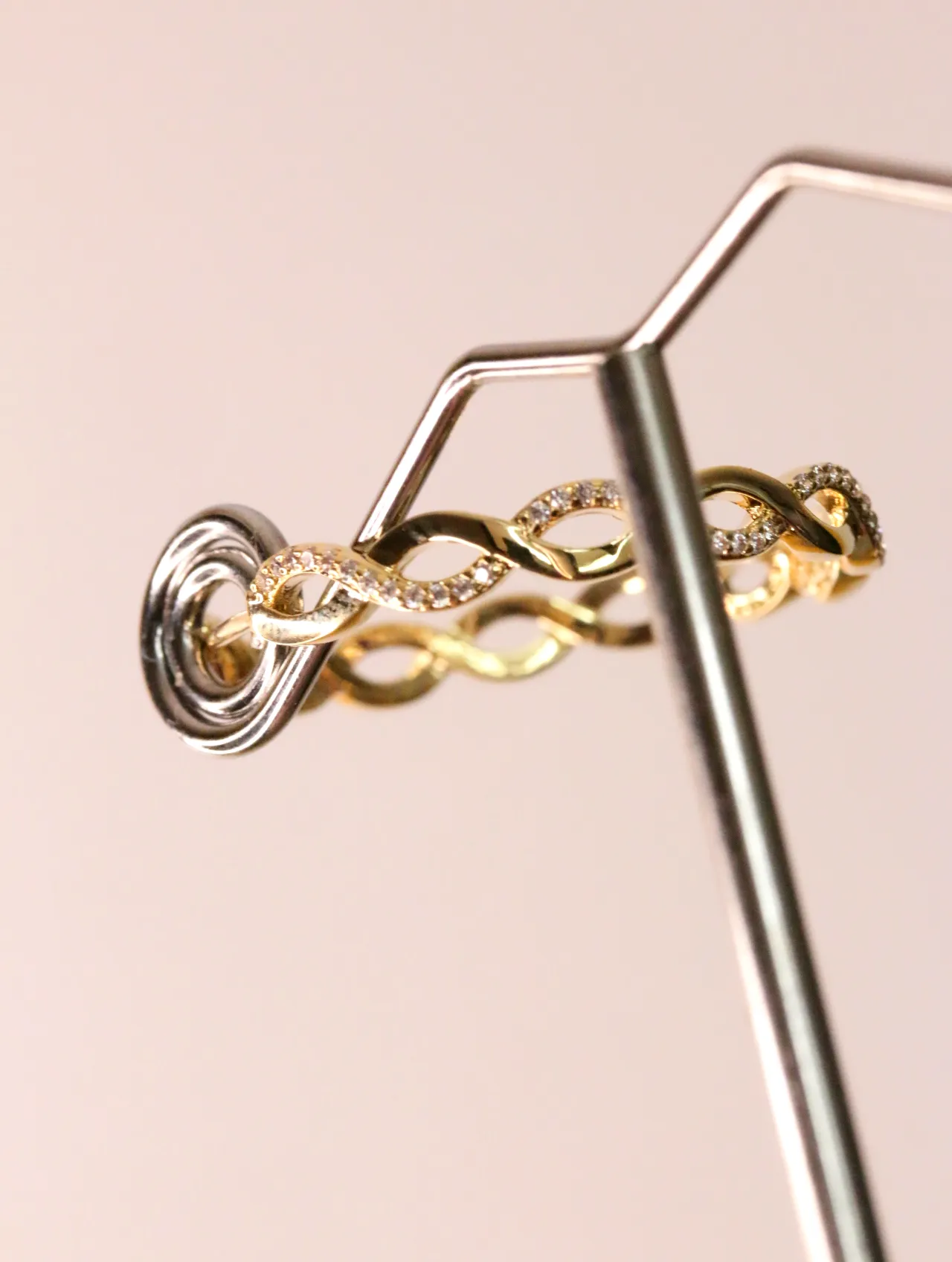 Detalle de cerca de las circonitas engastadas en el aro trenzado dorado — pendientes de moda, vista lateral · Lola y Sol (EAR-037)