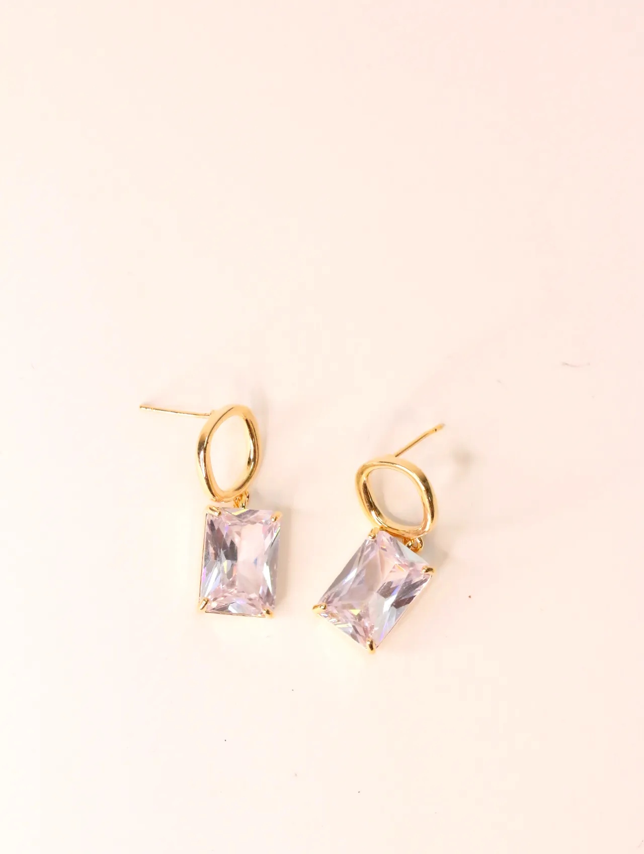 Pendientes colgantes dorados con piedras rectangulares facetadas — pendientes para mujer, vista principal · Lola y Sol (EAR-038)