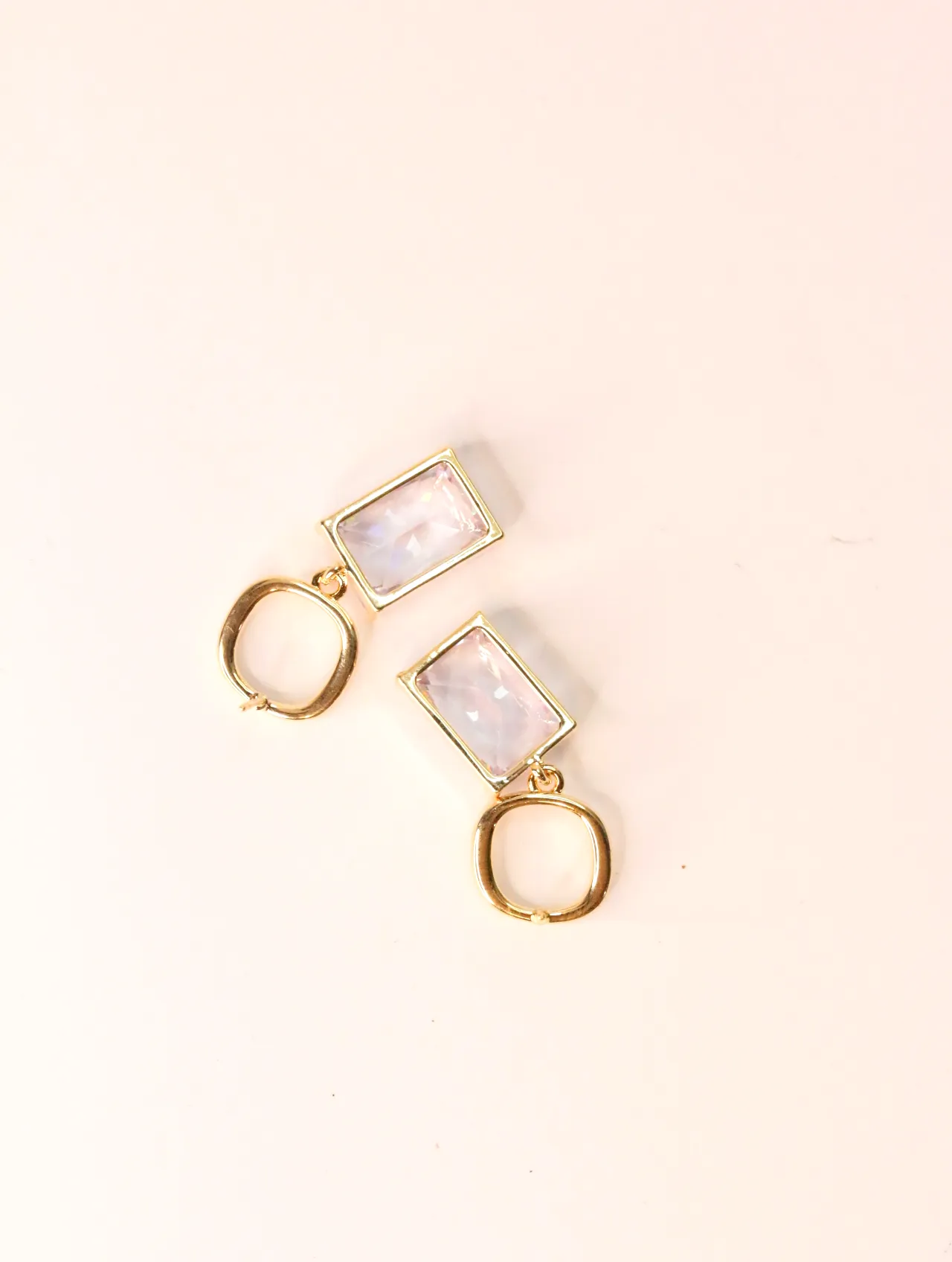 Vista posterior de pendientes dorados con engaste rectangular — pendientes baratos, detalle · Lola y Sol (EAR-038)
