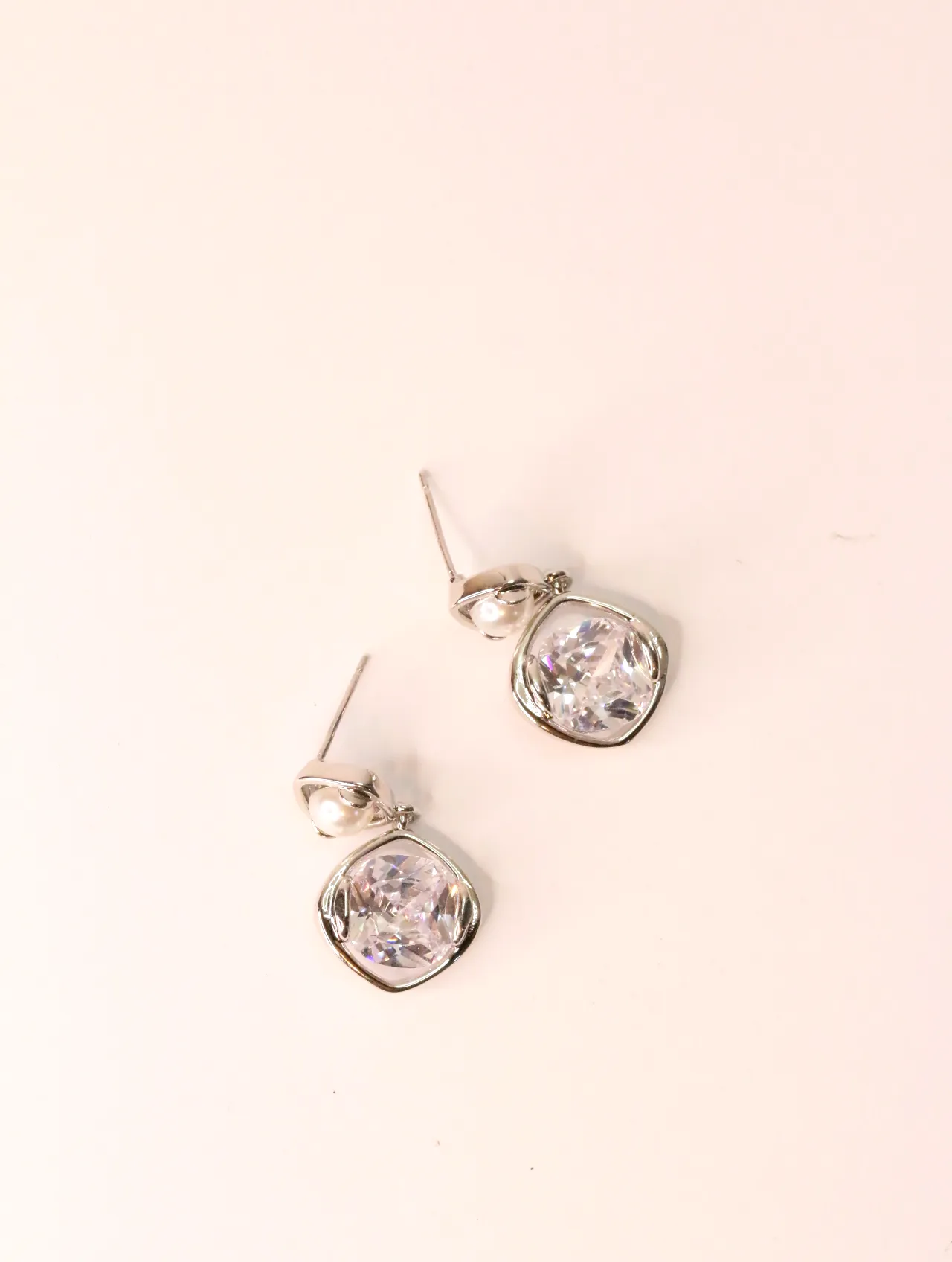 Pendientes plateados con cristales facetados cuadrados y detalle de perla — pendientes para mujer, vista principal · Lola y Sol (EAR-039)