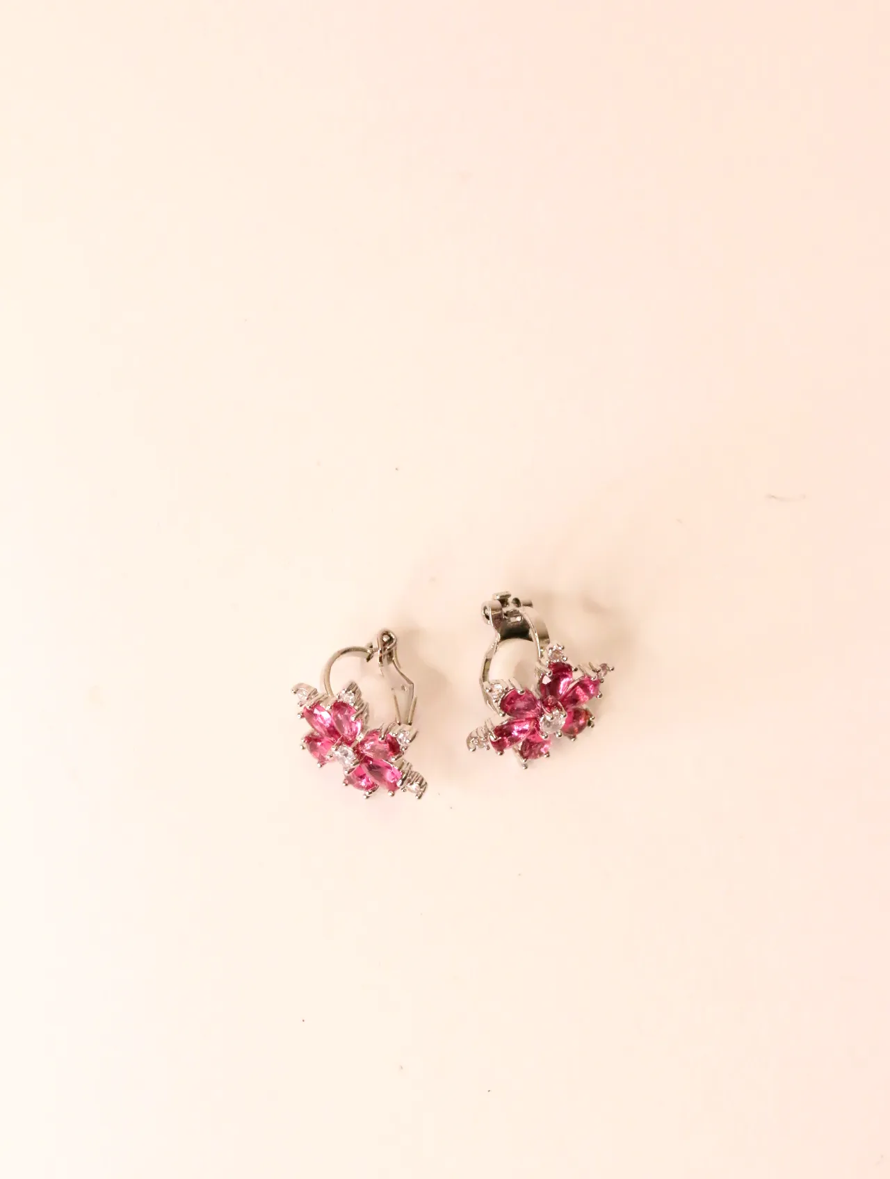 Pendientes de clip con flor de cristales rosas sobre fondo liso — pendientes para mujer, vista principal · Lola y Sol (EAR-040)