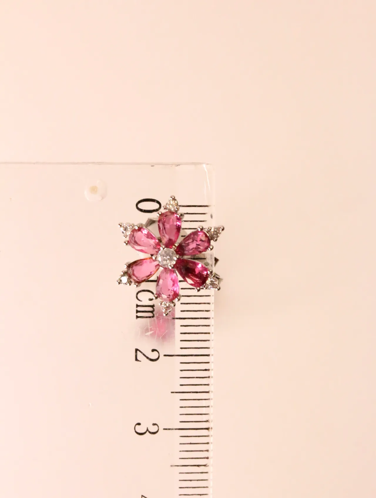 Detalle del tamaño del pendiente floral de cristal rosa con regla — pendientes baratos, detalle · Lola y Sol (EAR-040)
