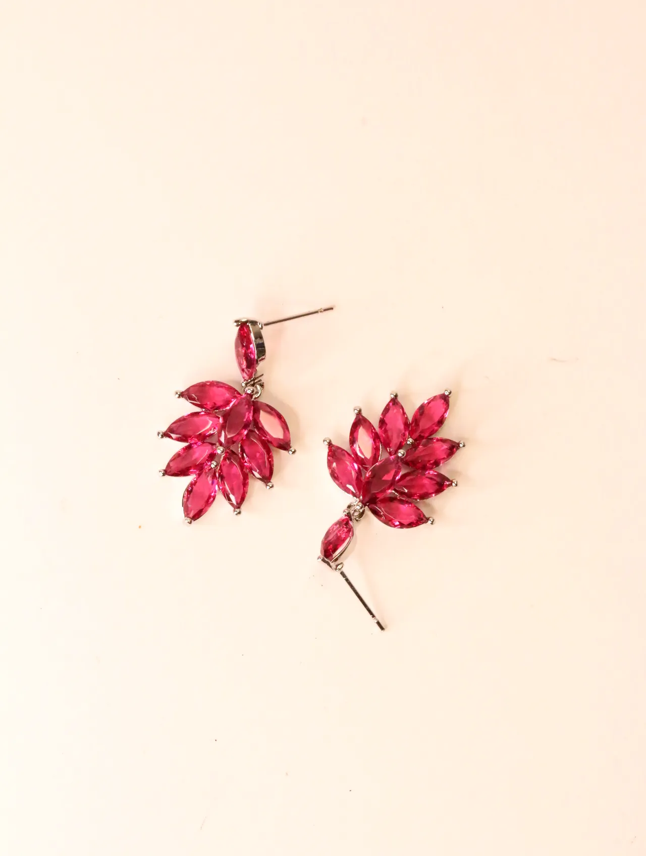 Vista frontal de pendientes colgantes de hojas con cristales fucsia — pendientes para mujer, vista principal · Lola y Sol (EAR-041)