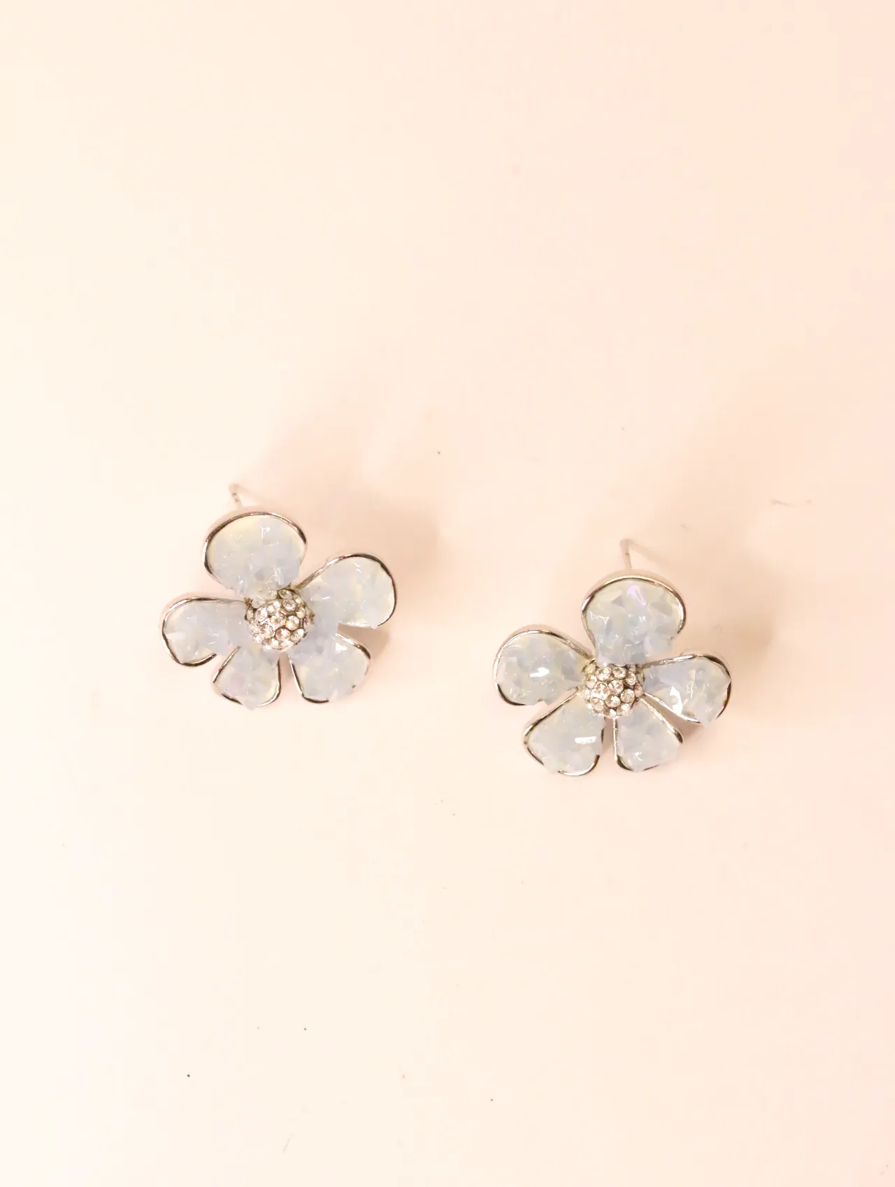 Vista frontal de los pendientes de flor con pétalos iridiscentes y centro brillante — pendientes para mujer, vista principal · Lola y Sol (EAR-042)