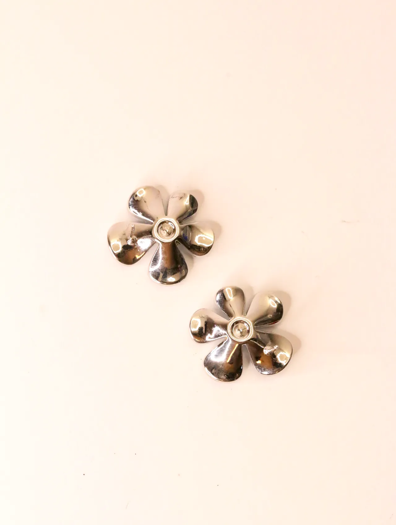 Reverso metálico en tono plateado de los pendientes de flor — pendientes baratos, detalle · Lola y Sol (EAR-042)