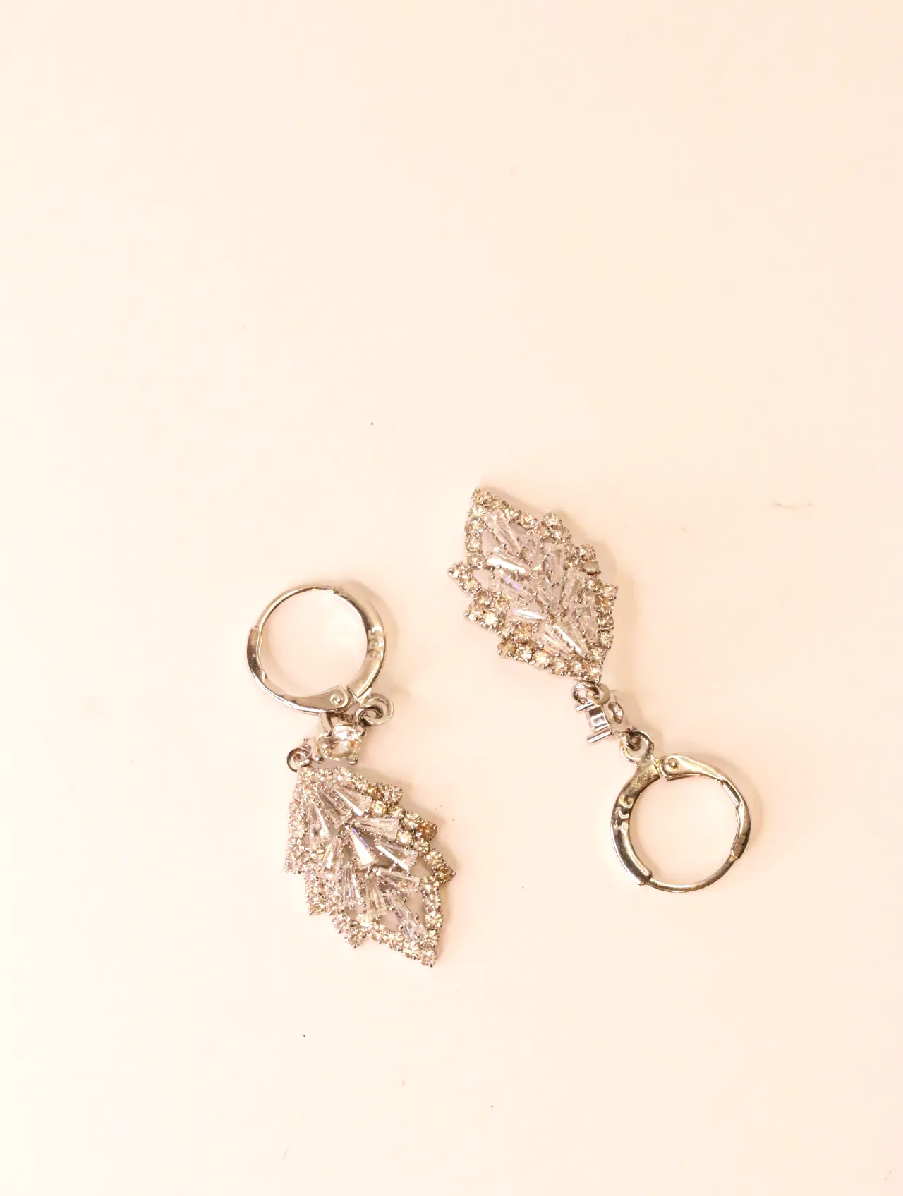 Pareja de pendientes colgantes plateados con racimo de cristales en forma de hoja — pendientes para mujer, vista principal · Lola y Sol (EAR-043)