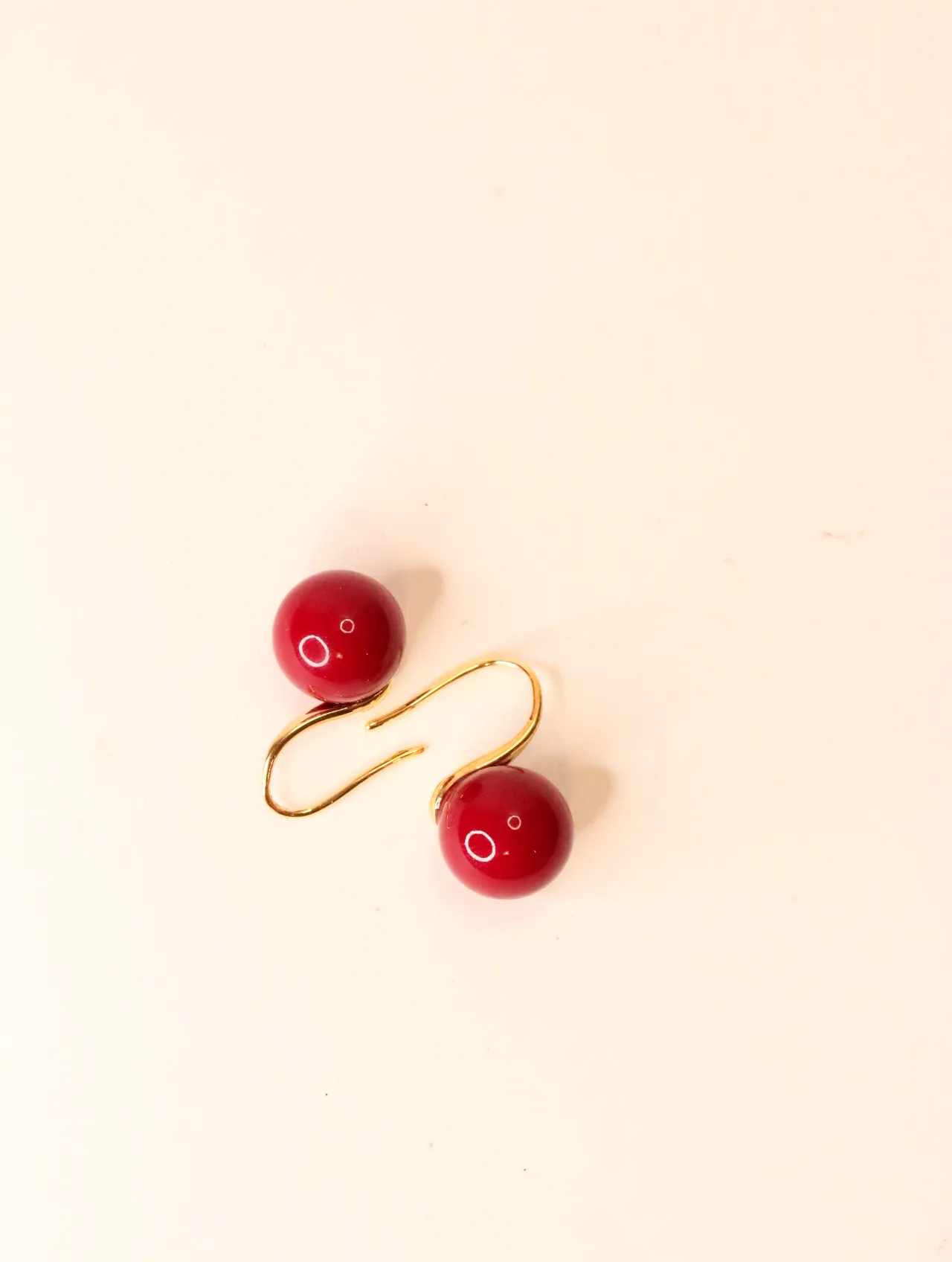 Par de pendientes con gancho dorado y esferas de color rojo brillante — pendientes para mujer, vista principal · Lola y Sol (EAR-045)